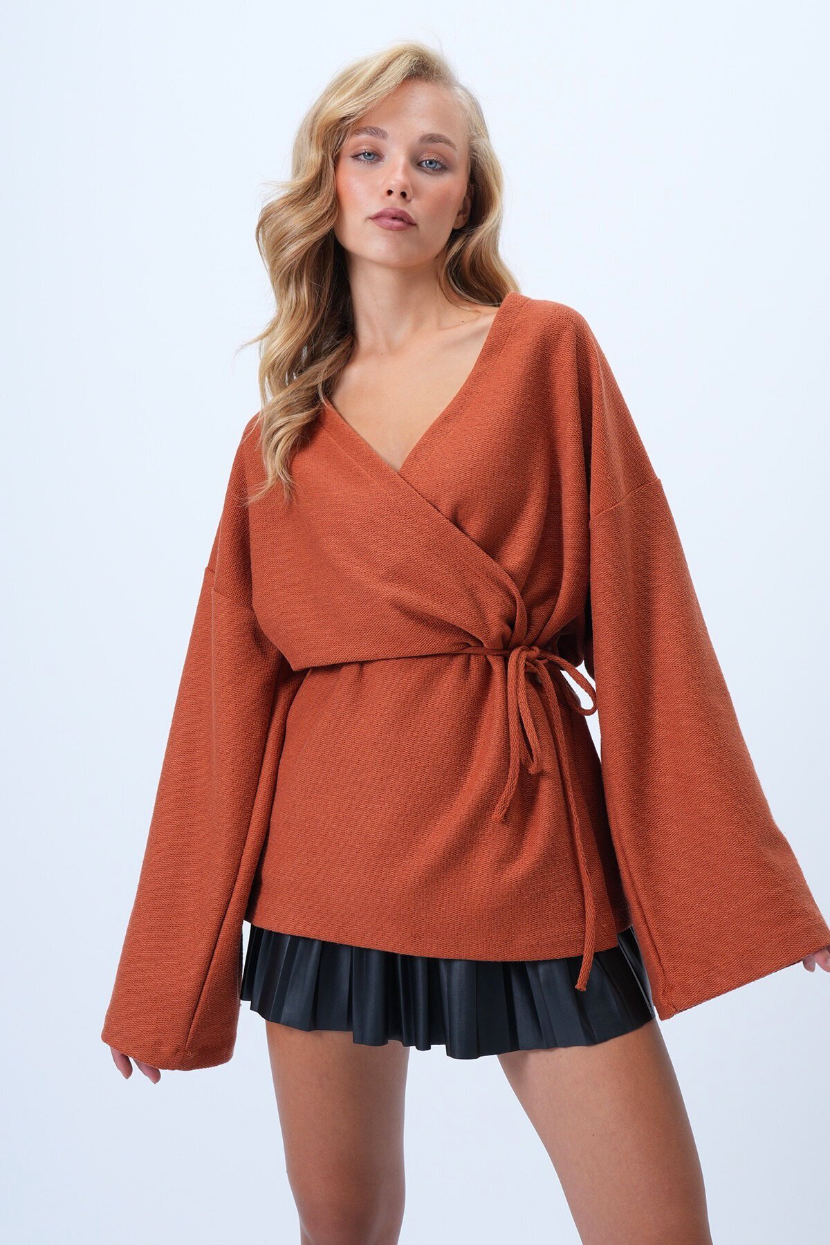 Kruvaze Kesim V Yaka Bağlama Detaylı Hırka