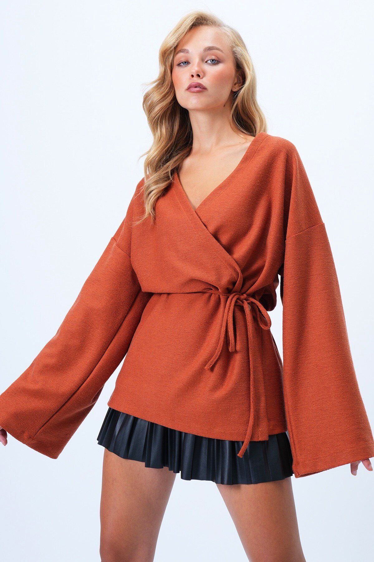 Kruvaze Kesim V Yaka Bağlama Detaylı Hırka