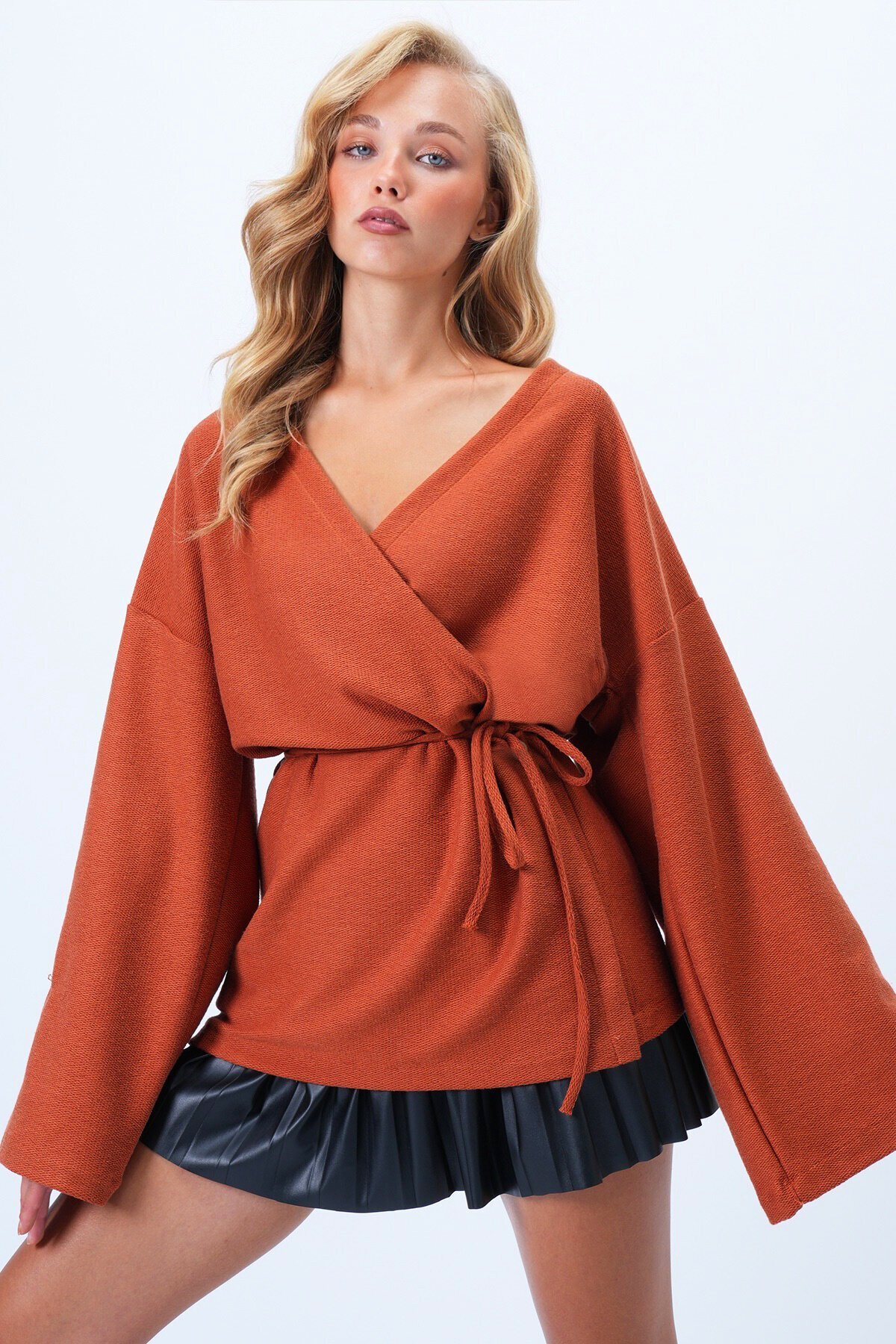 Kruvaze Kesim V Yaka Bağlama Detaylı Hırka