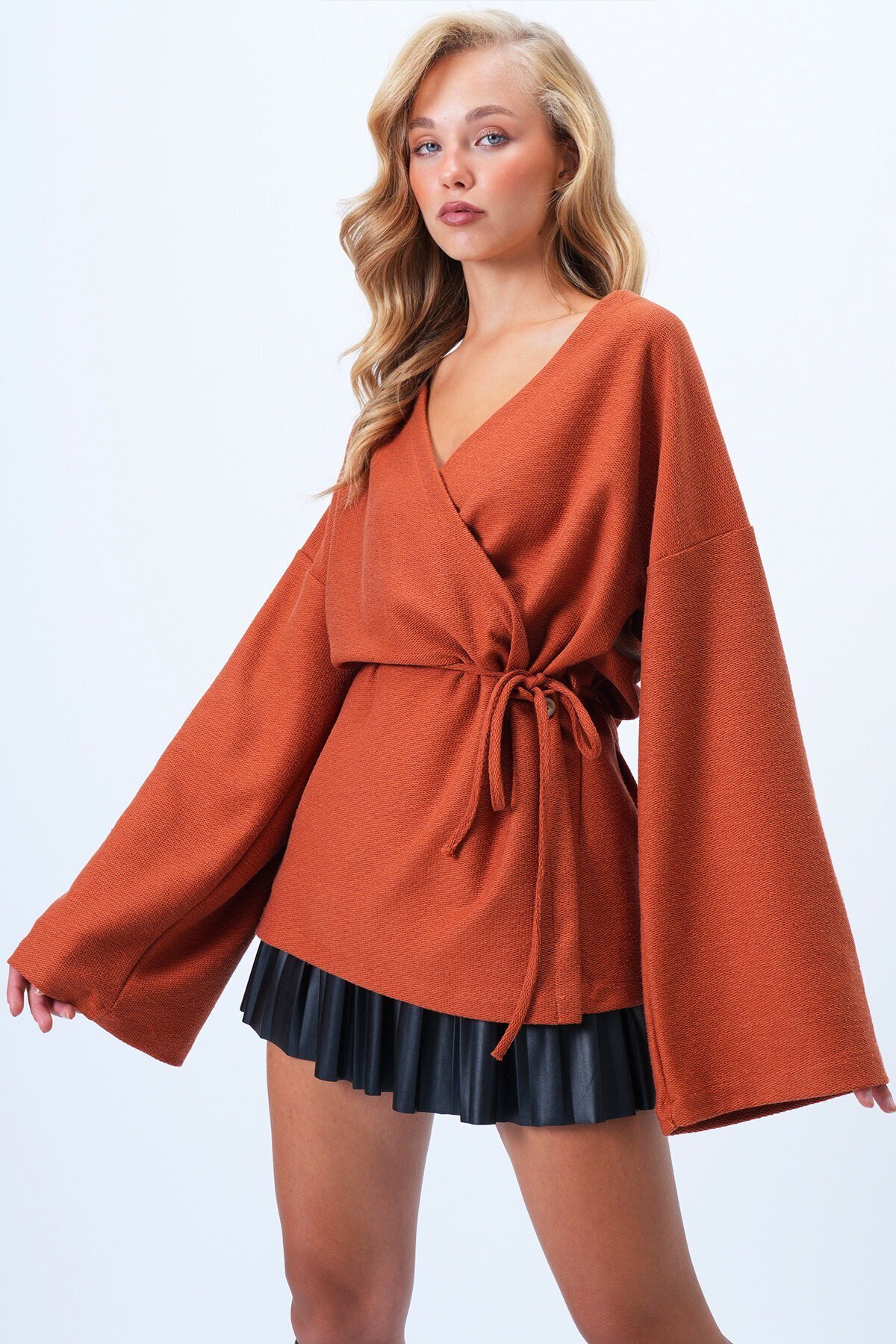 Kruvaze Kesim V Yaka Bağlama Detaylı Hırka