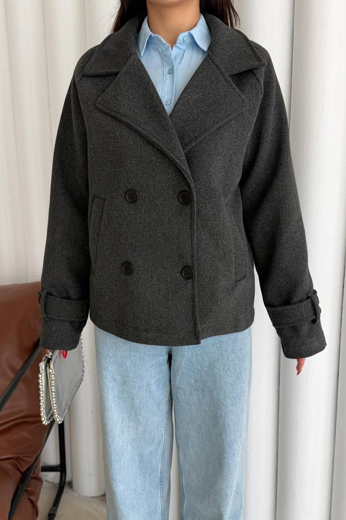 Kruvaze Yaka Çift Cepli Düğmeli Kaban