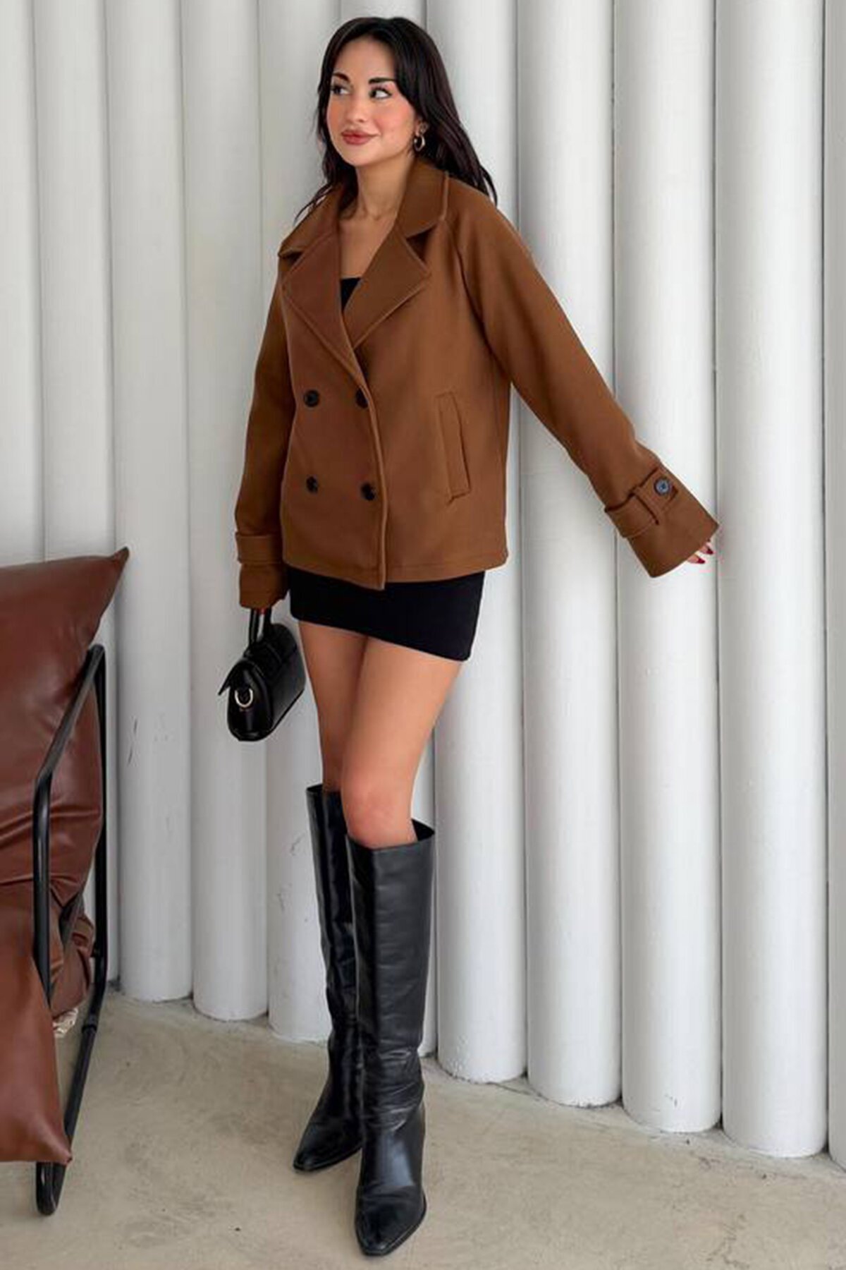 Kruvaze Yaka Çift Cepli Düğmeli Kaban