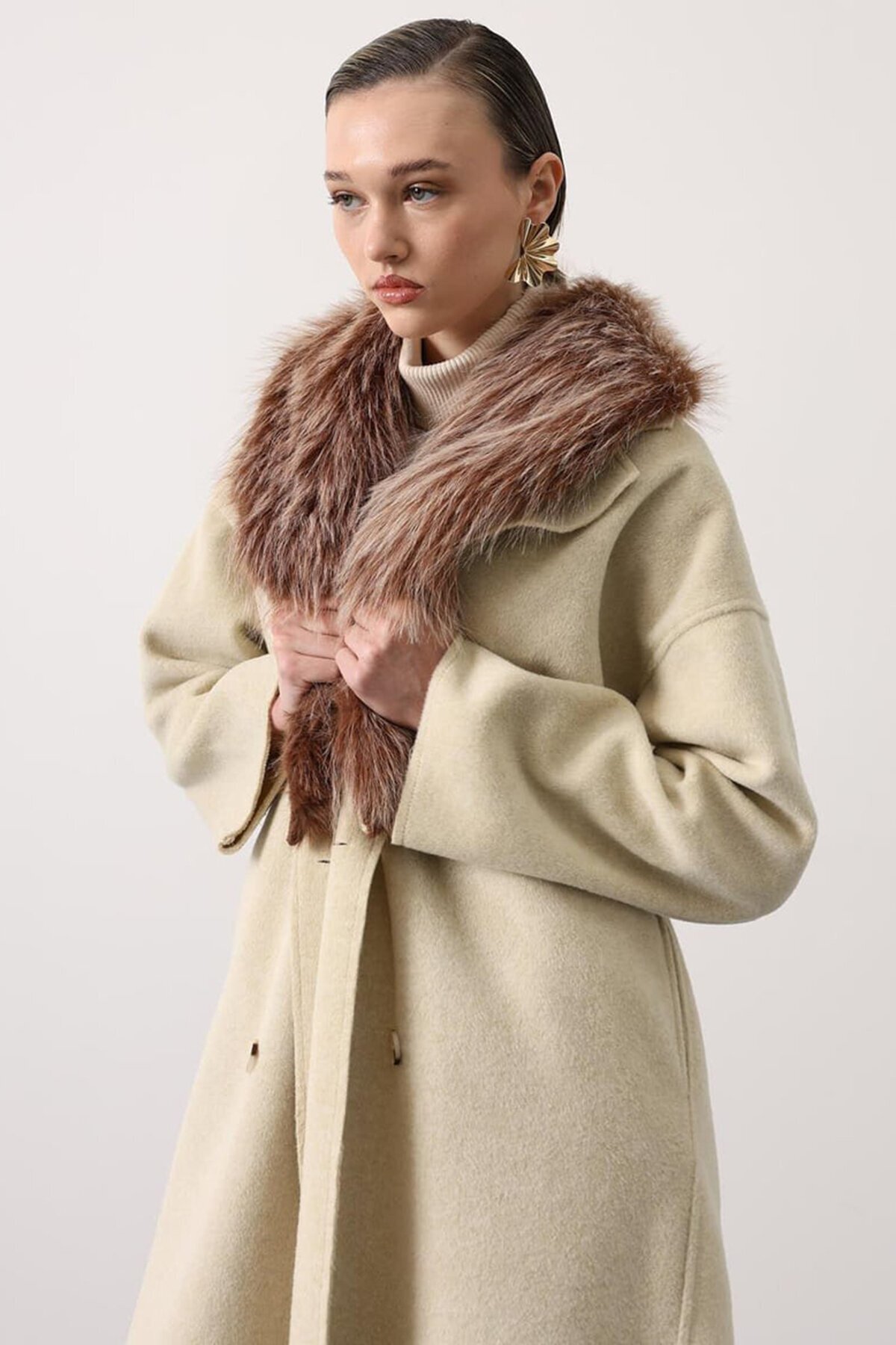 Kürk Detaylı Düğme Kapamalı Kaşe Kaban