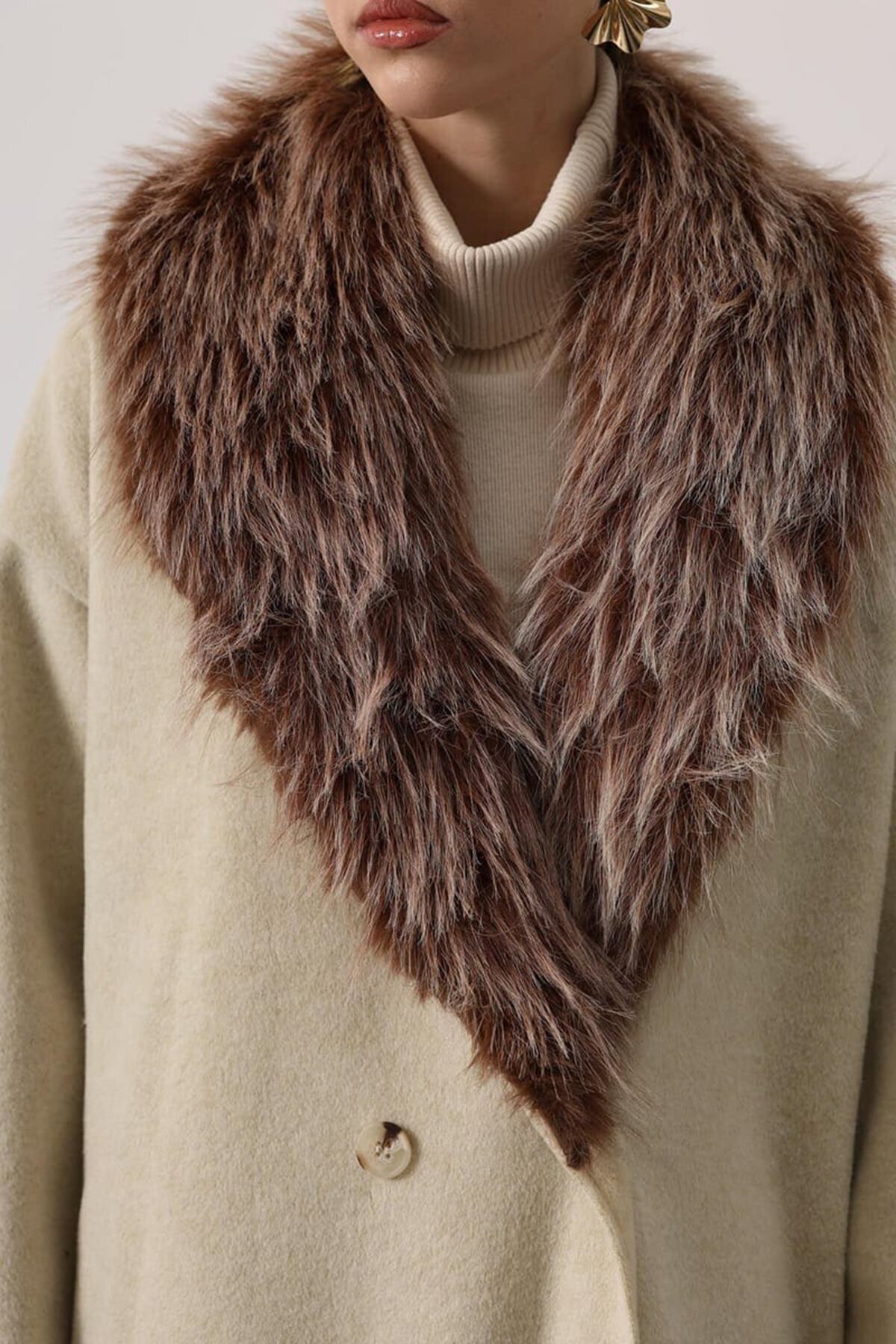 Kürk Detaylı Düğme Kapamalı Kaşe Kaban