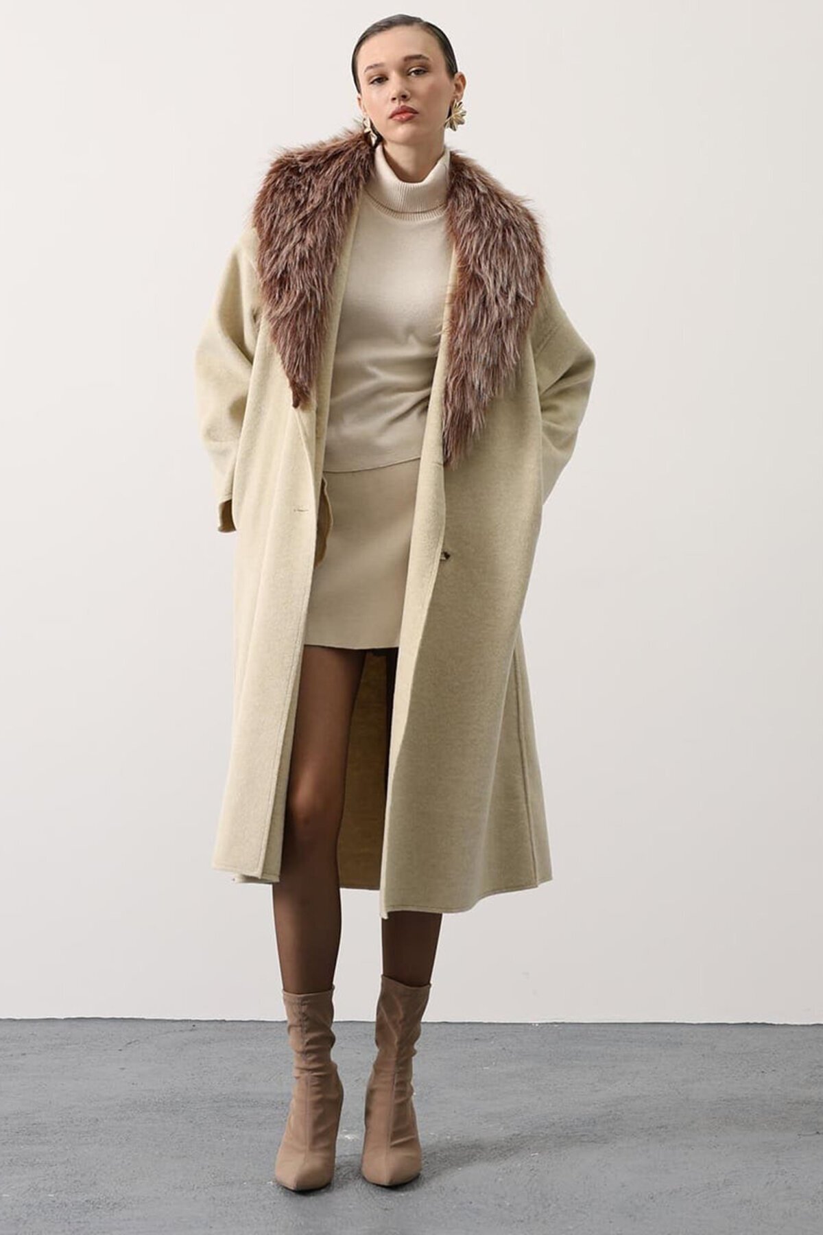 Kürk Detaylı Düğme Kapamalı Kaşe Kaban