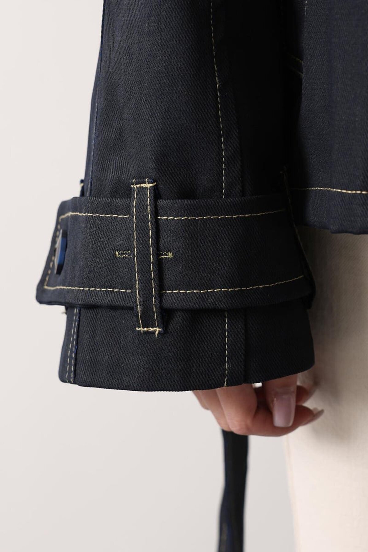 Kuşak Bağlamalı Astarlı Yıkamalı Denim Ceket