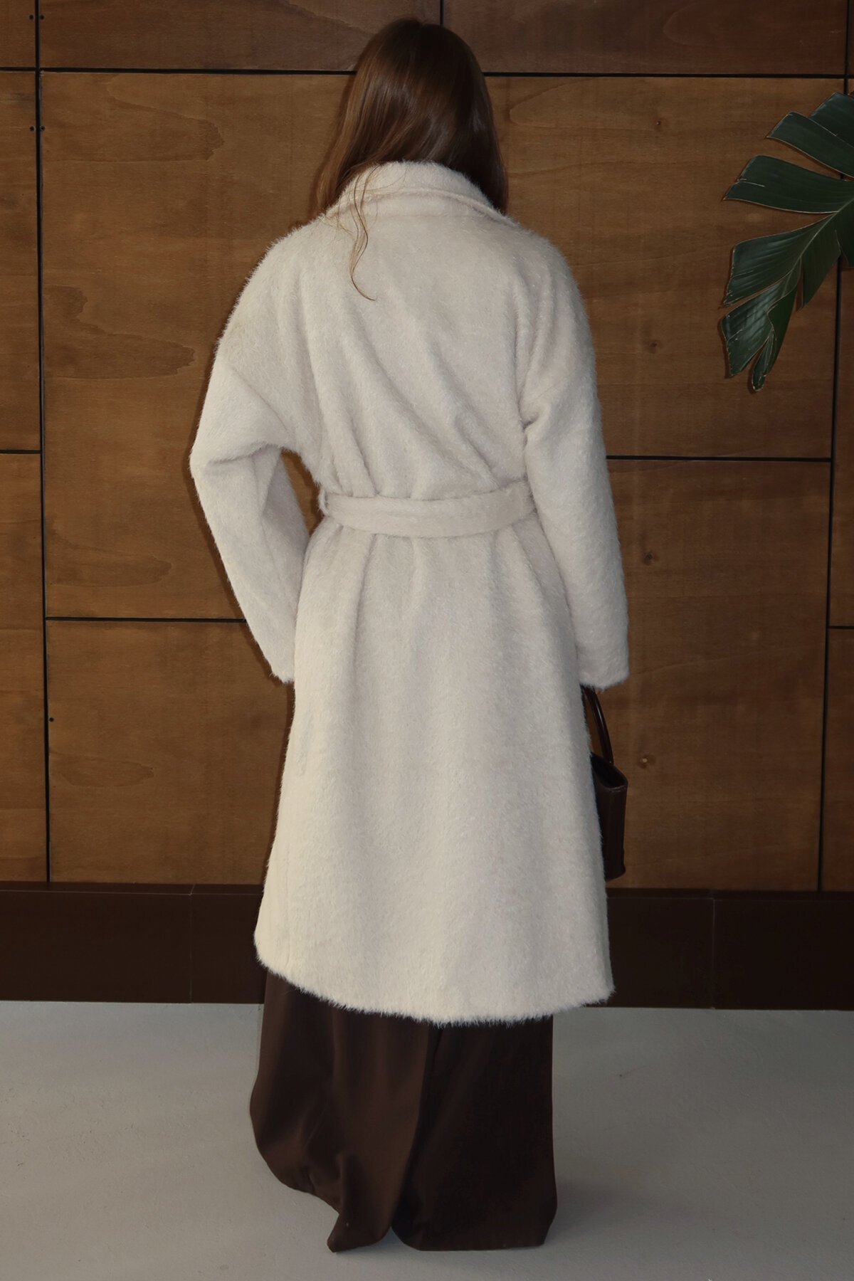 Kuşaklı Oversize Tüylü Şal Yaka Peluş Dokulu Uzun Kaban