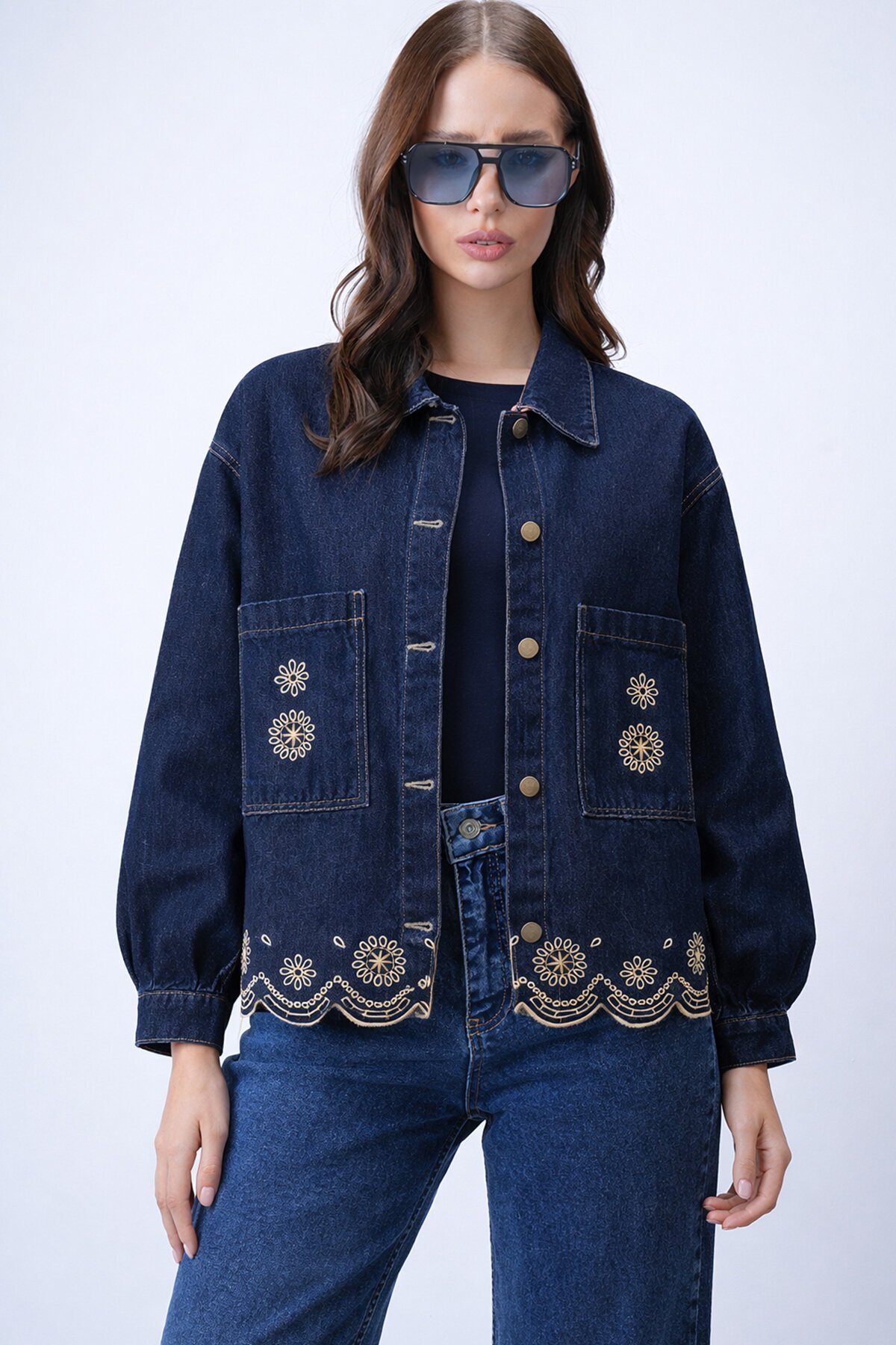 Lacivert Çift Cepli Düğme Kapamalı Etnik Nakışlı Oversize Jean Ceket