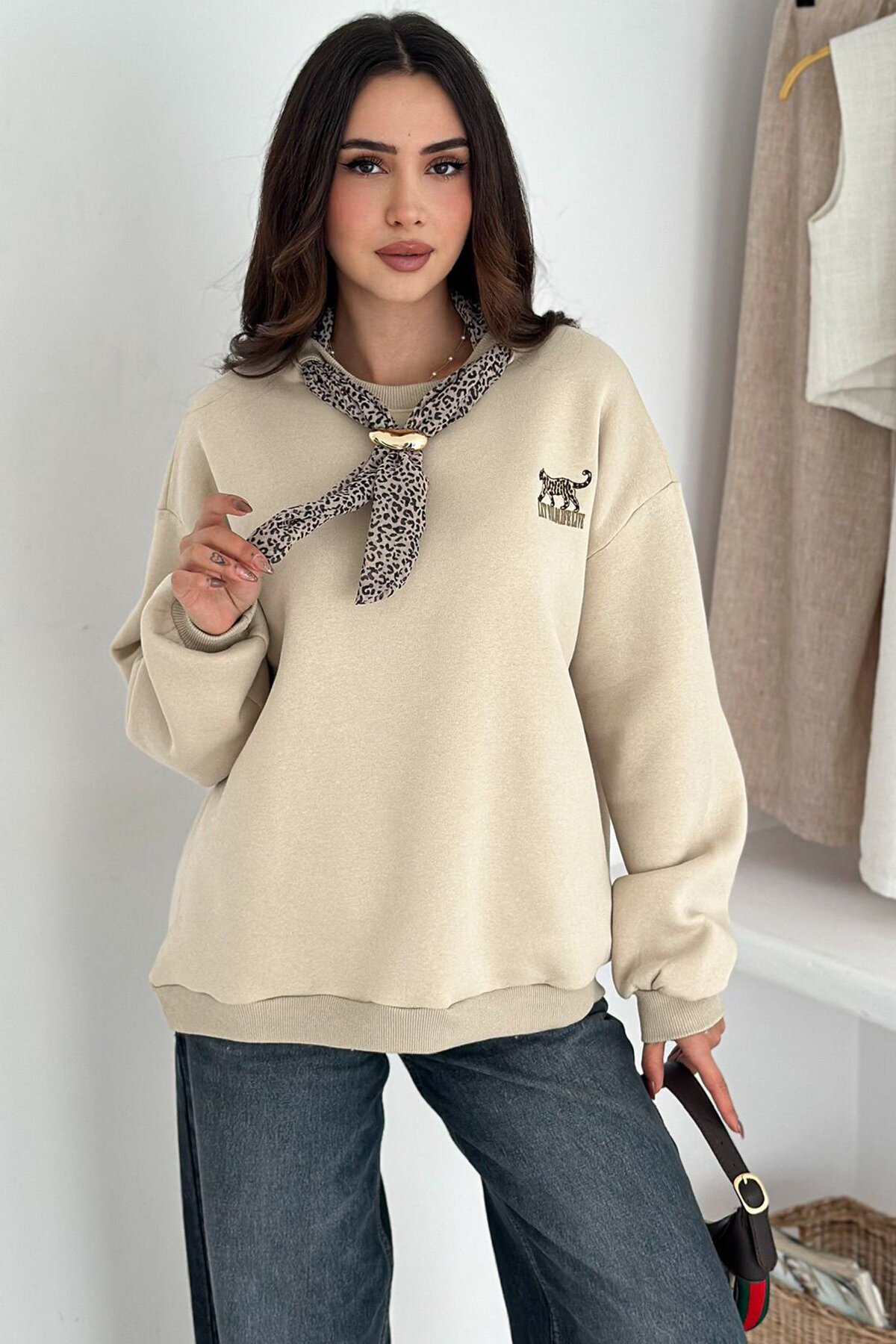 Leopar Fular Detaylı Nakışlı 3 İplik Şardonlu Sweatshirt