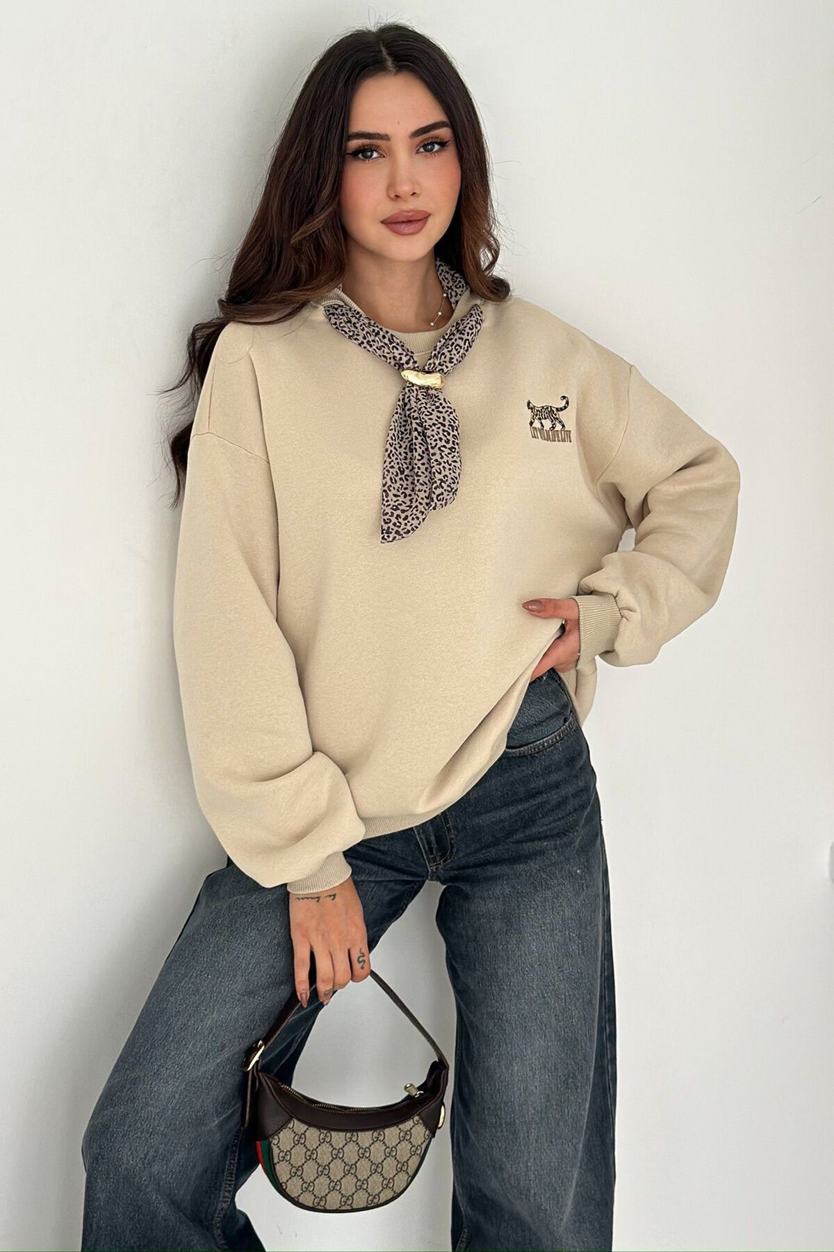 Leopar Fular Detaylı Nakışlı 3 İplik Şardonlu Sweatshirt