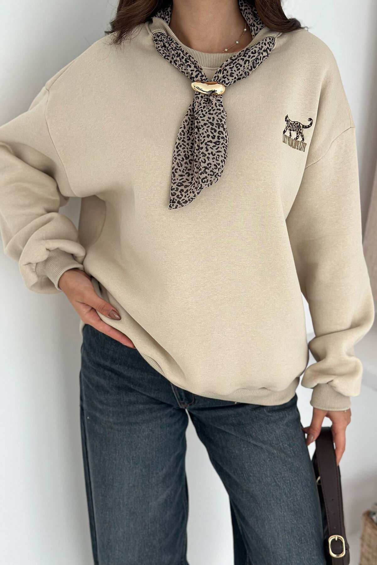 Leopar Fular Detaylı Nakışlı 3 İplik Şardonlu Sweatshirt