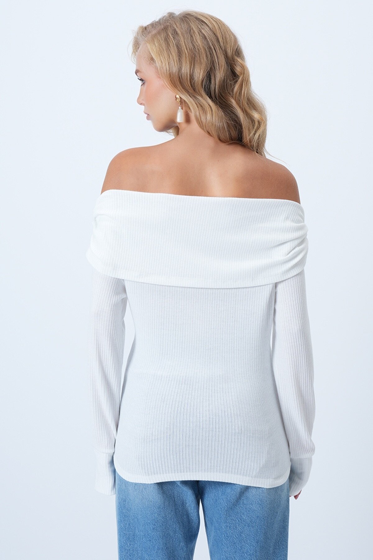 Madonna Yaka Omuzu Aksesuar Detaylı Örme Bluz