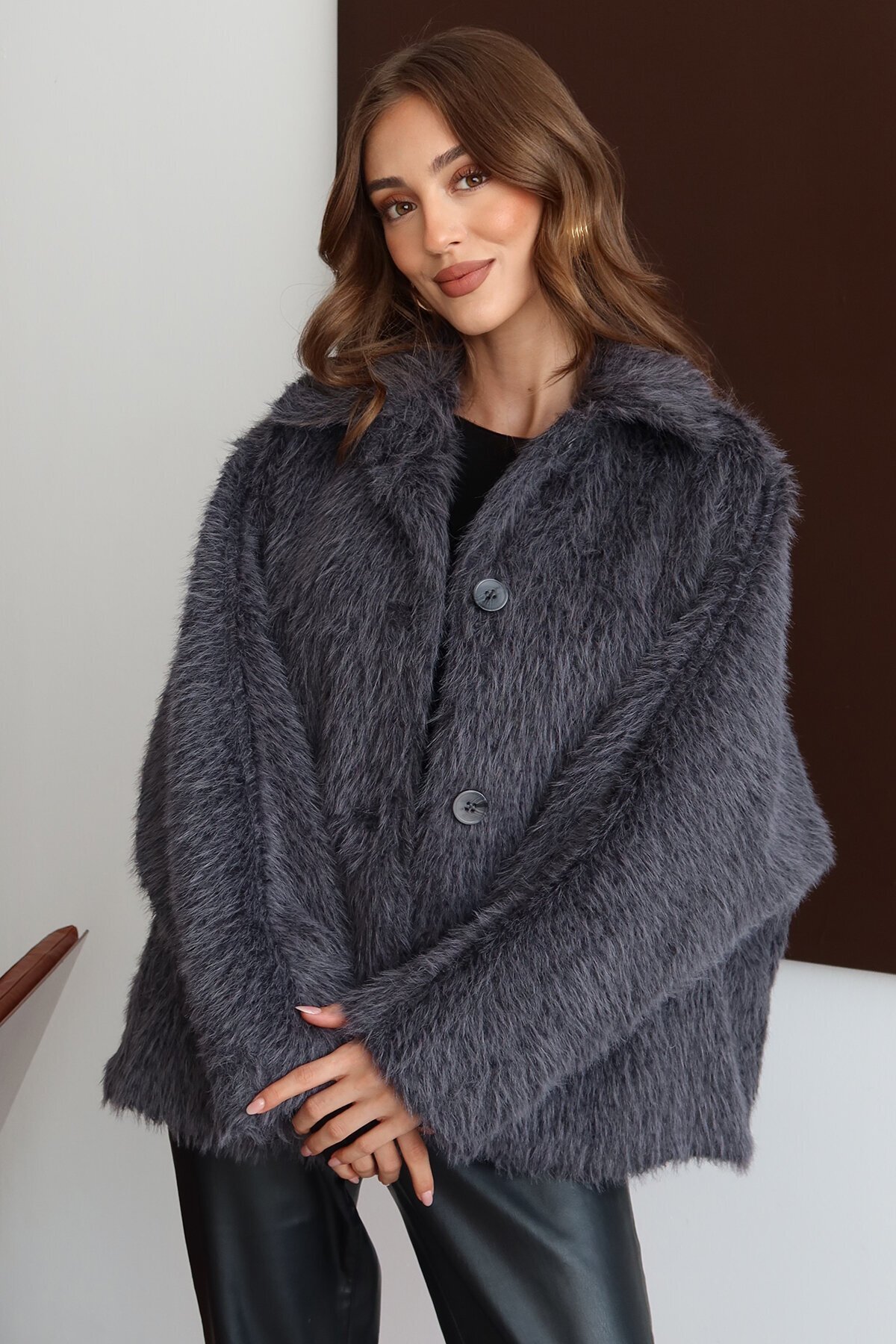 Oversize Geniş Yaka Düğmeli Peluş Dokulu Kısa Kaban