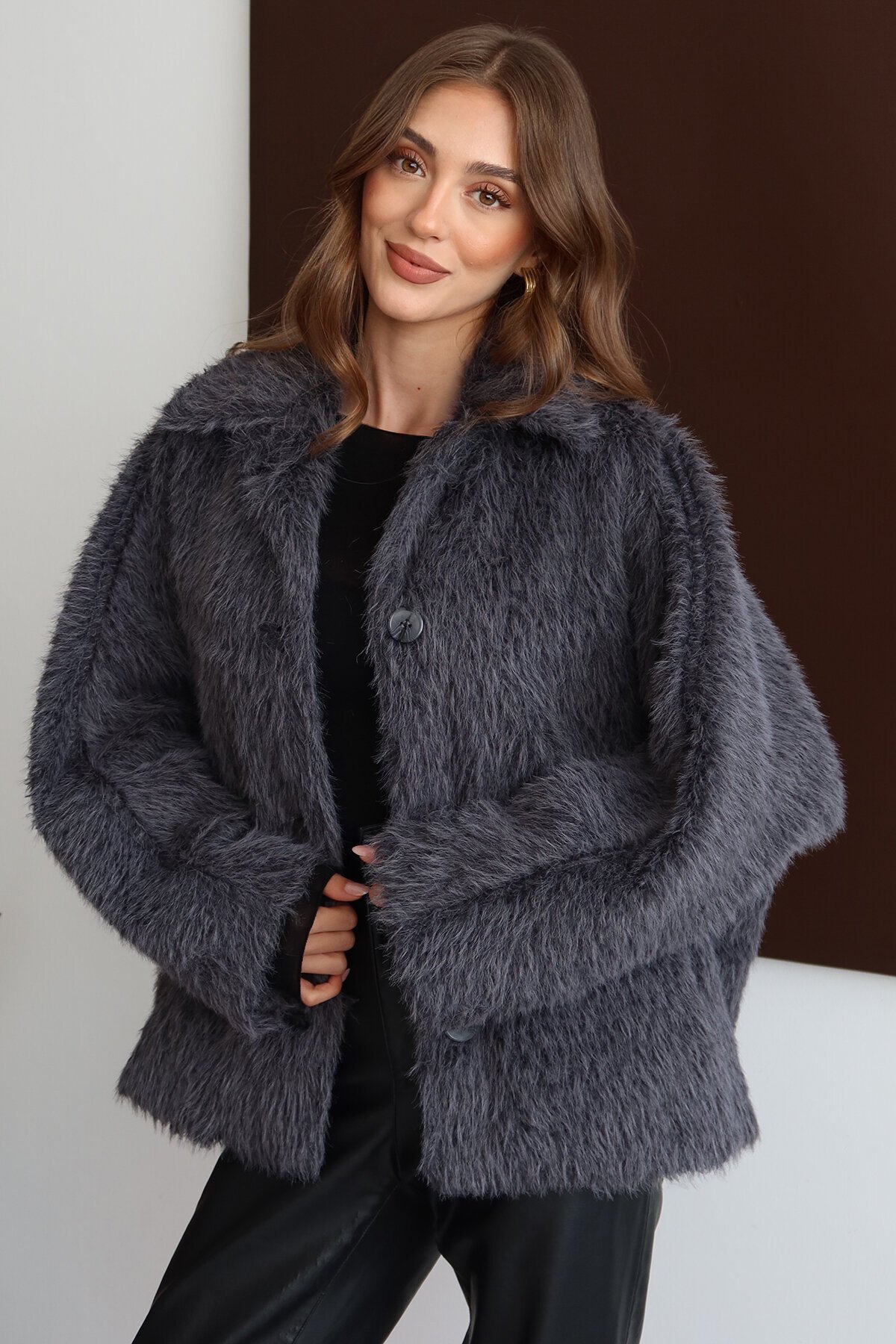 Oversize Geniş Yaka Düğmeli Peluş Dokulu Kısa Kaban