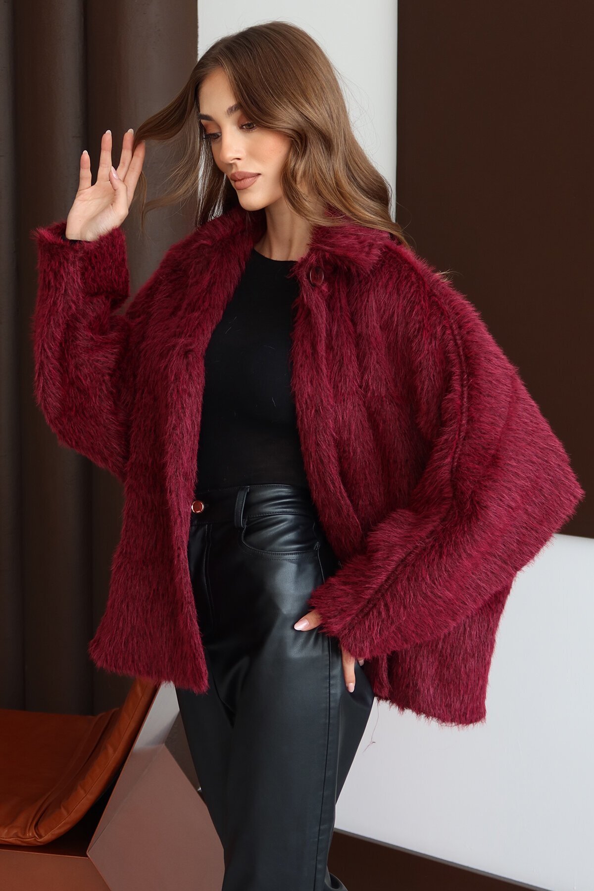 Oversize Geniş Yaka Düğmeli Peluş Dokulu Kısa Kaban