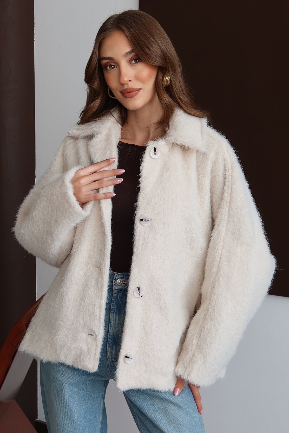 Oversize Geniş Yaka Düğmeli Peluş Dokulu Kısa Kaban