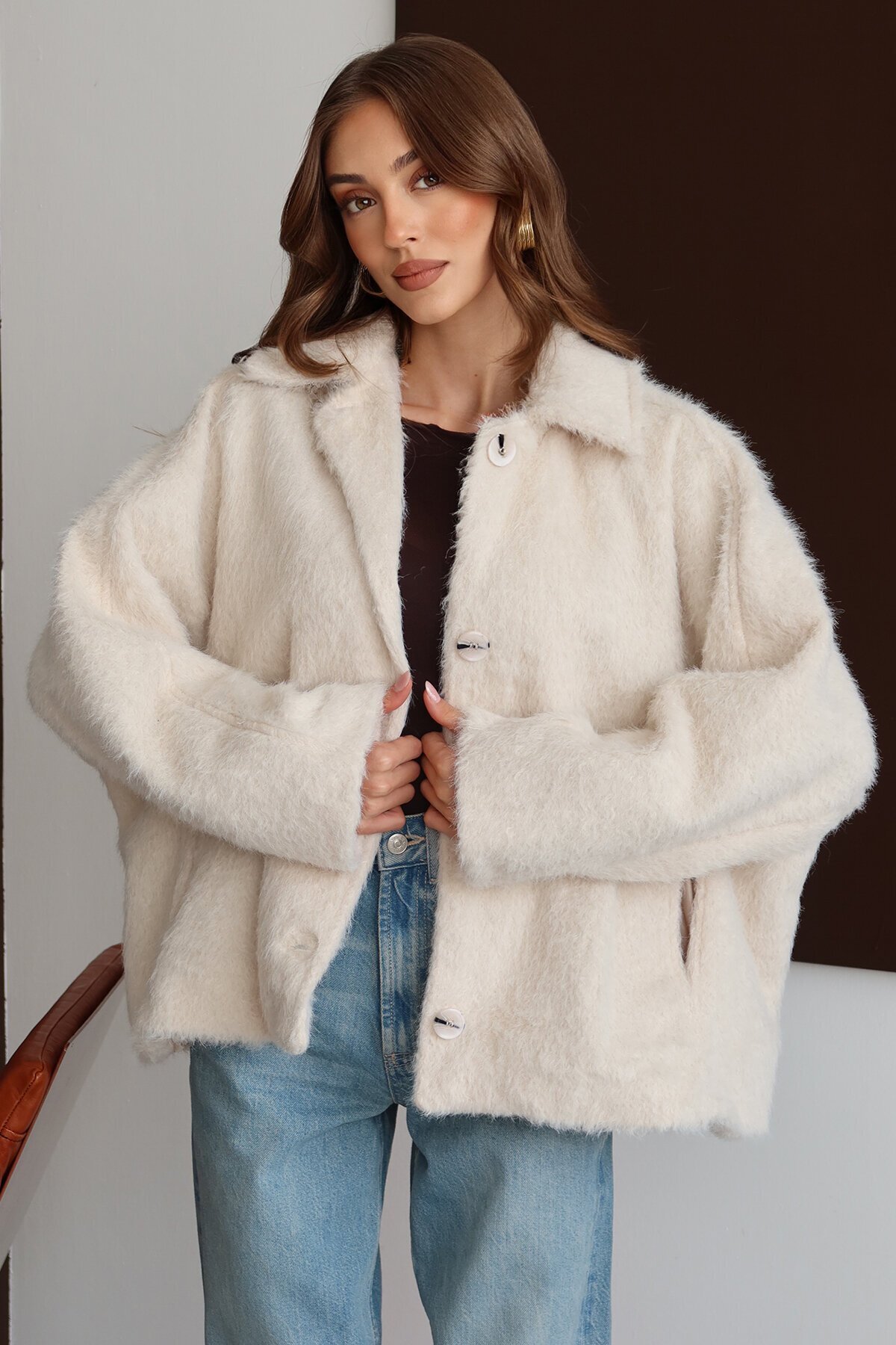 Oversize Geniş Yaka Düğmeli Peluş Dokulu Kısa Kaban