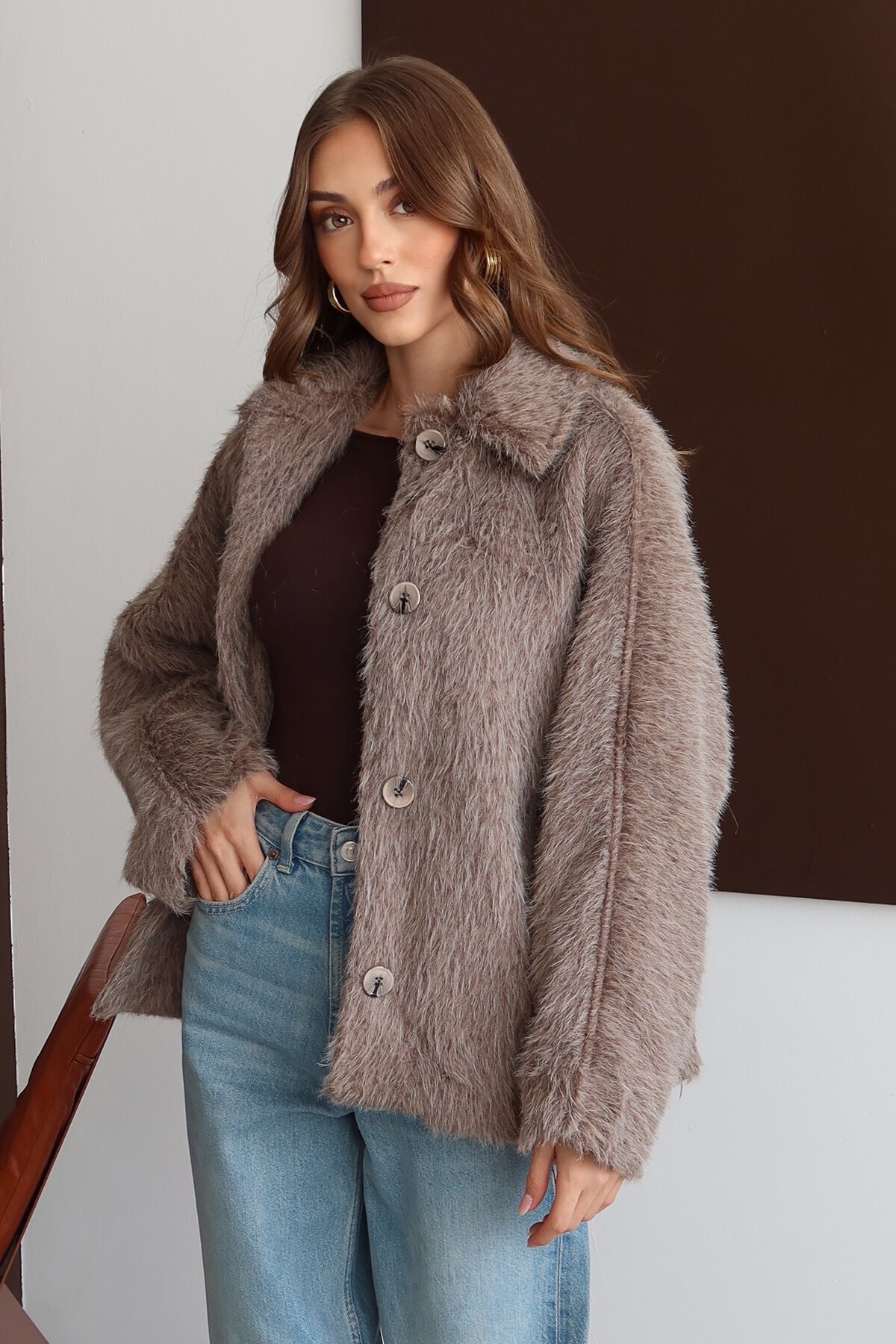 Oversize Geniş Yaka Düğmeli Peluş Dokulu Kısa Kaban