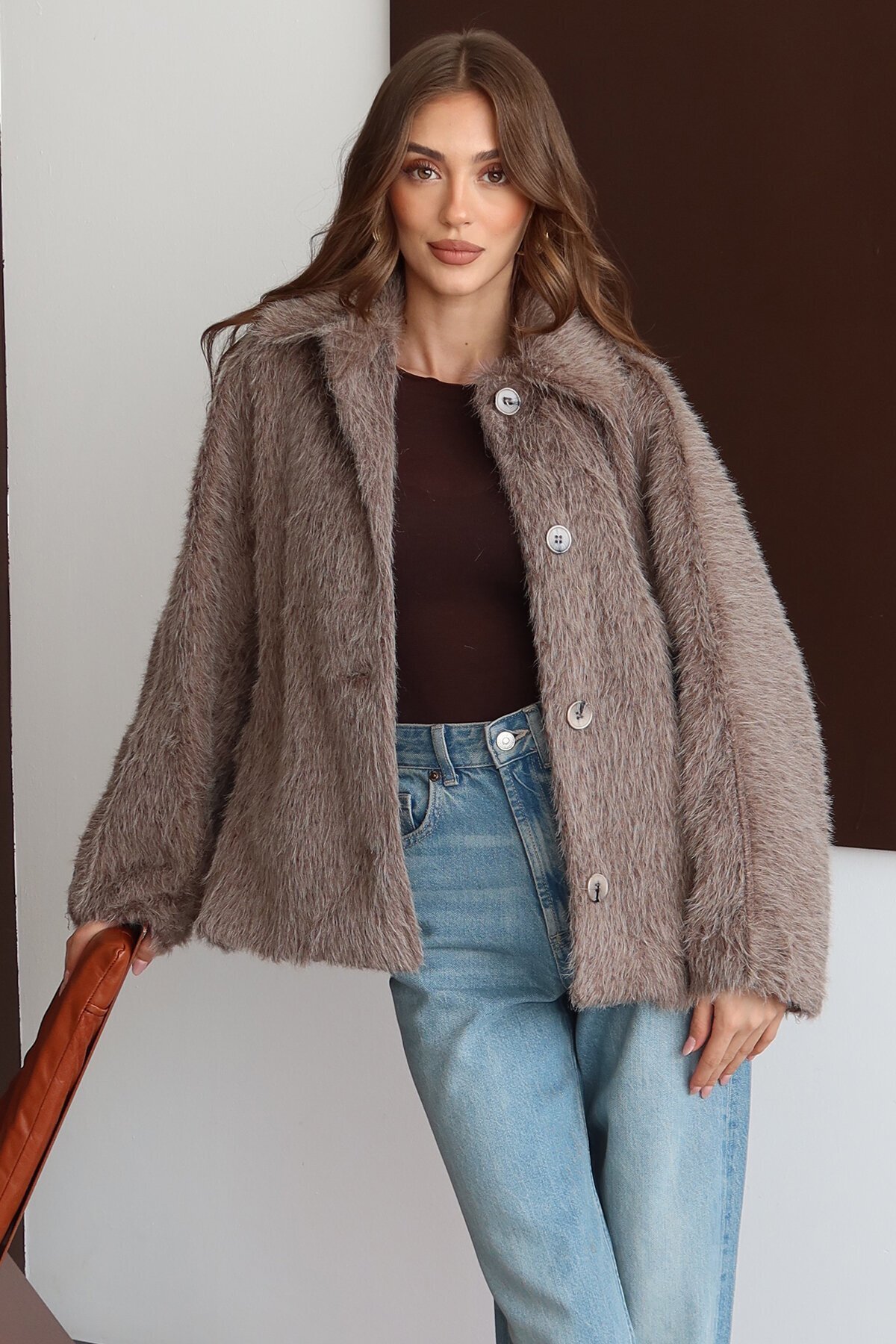 Oversize Geniş Yaka Düğmeli Peluş Dokulu Kısa Kaban