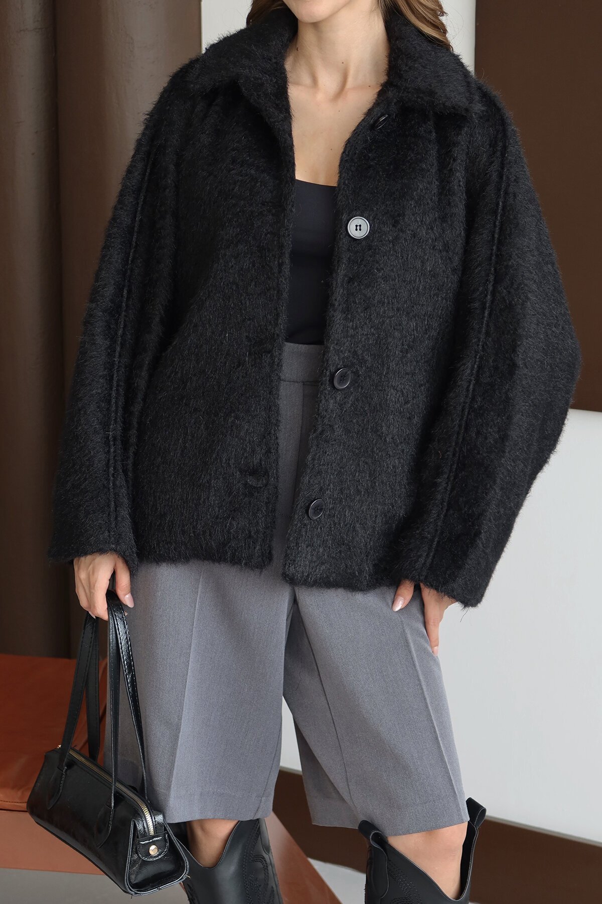 Oversize Geniş Yaka Düğmeli Peluş Dokulu Kısa Kaban