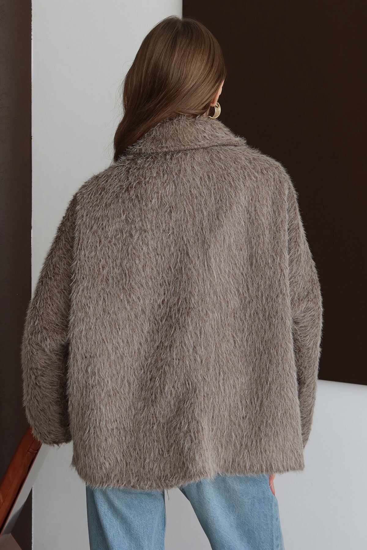 Oversize Geniş Yaka Düğmeli Peluş Dokulu Kısa Kaban