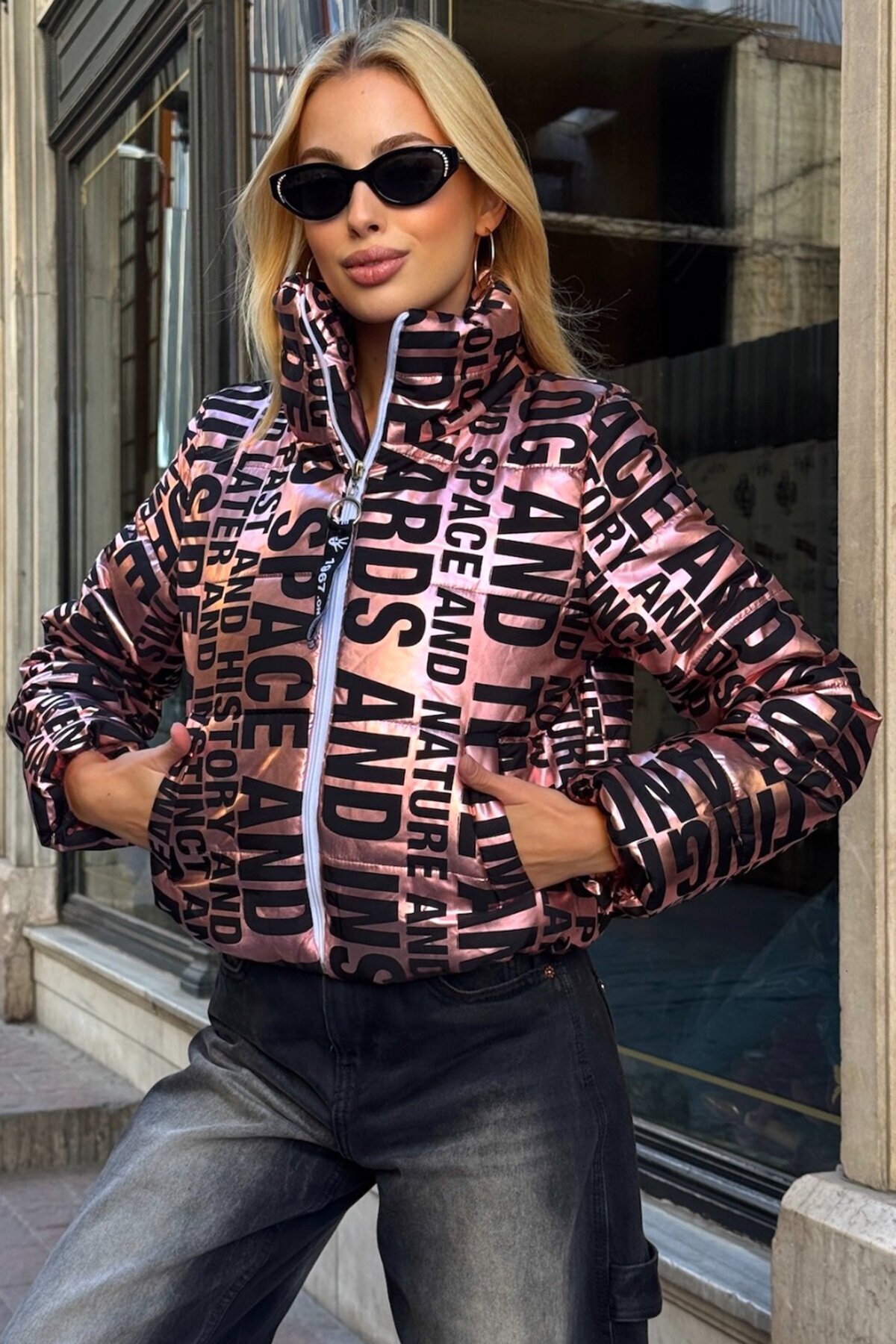 Parlak Baskı Detaylı Metalik Kısa Şişme Mont