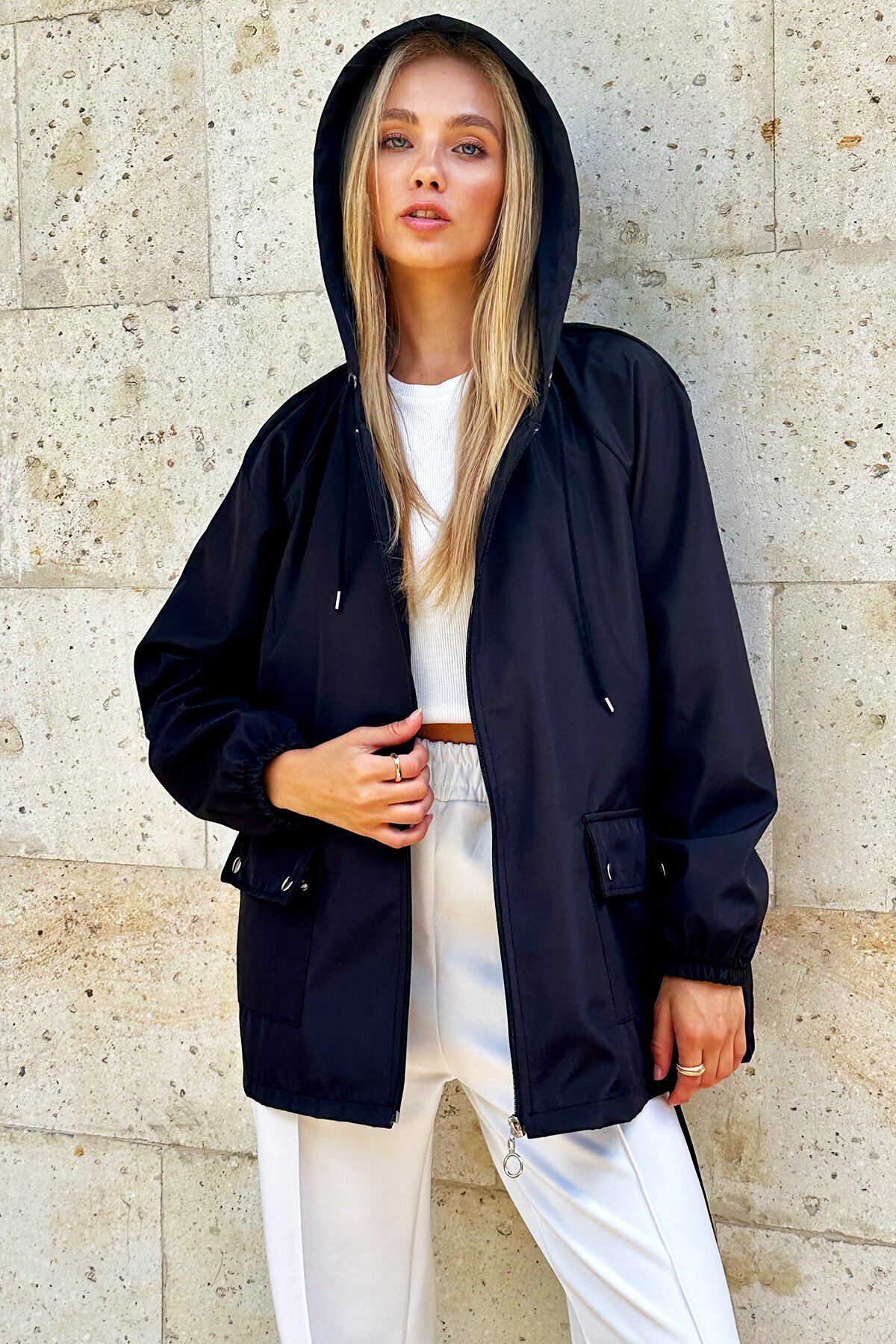 Siyah Kapüşonlu Fermuarlı Çift Cepli Yağmurluk Ceket