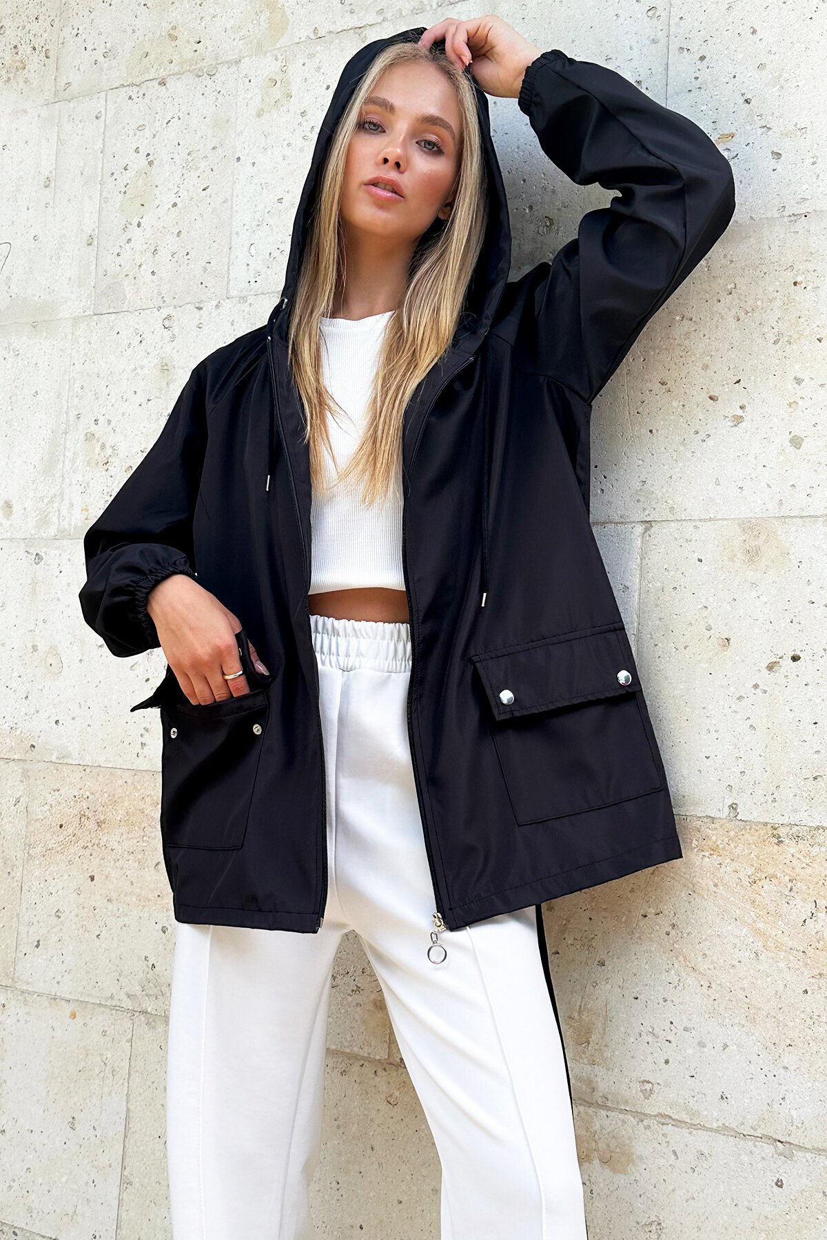 Siyah Kapüşonlu Fermuarlı Çift Cepli Yağmurluk Ceket
