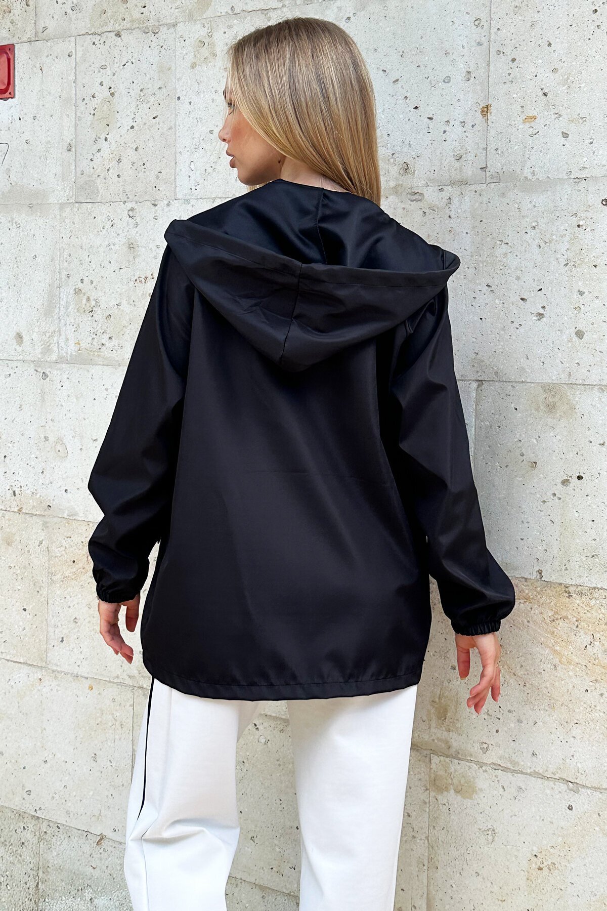 Siyah Kapüşonlu Fermuarlı Çift Cepli Yağmurluk Ceket
