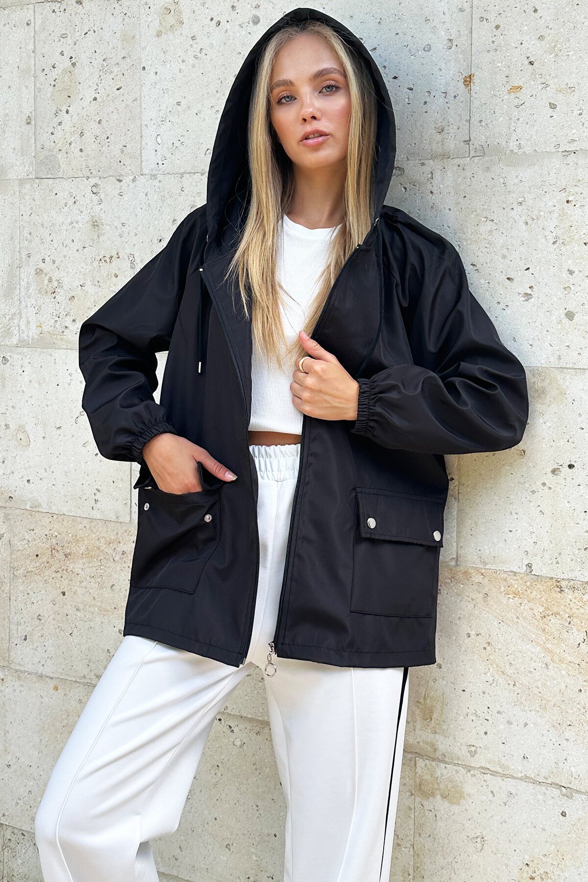 Siyah Kapüşonlu Fermuarlı Çift Cepli Yağmurluk Ceket