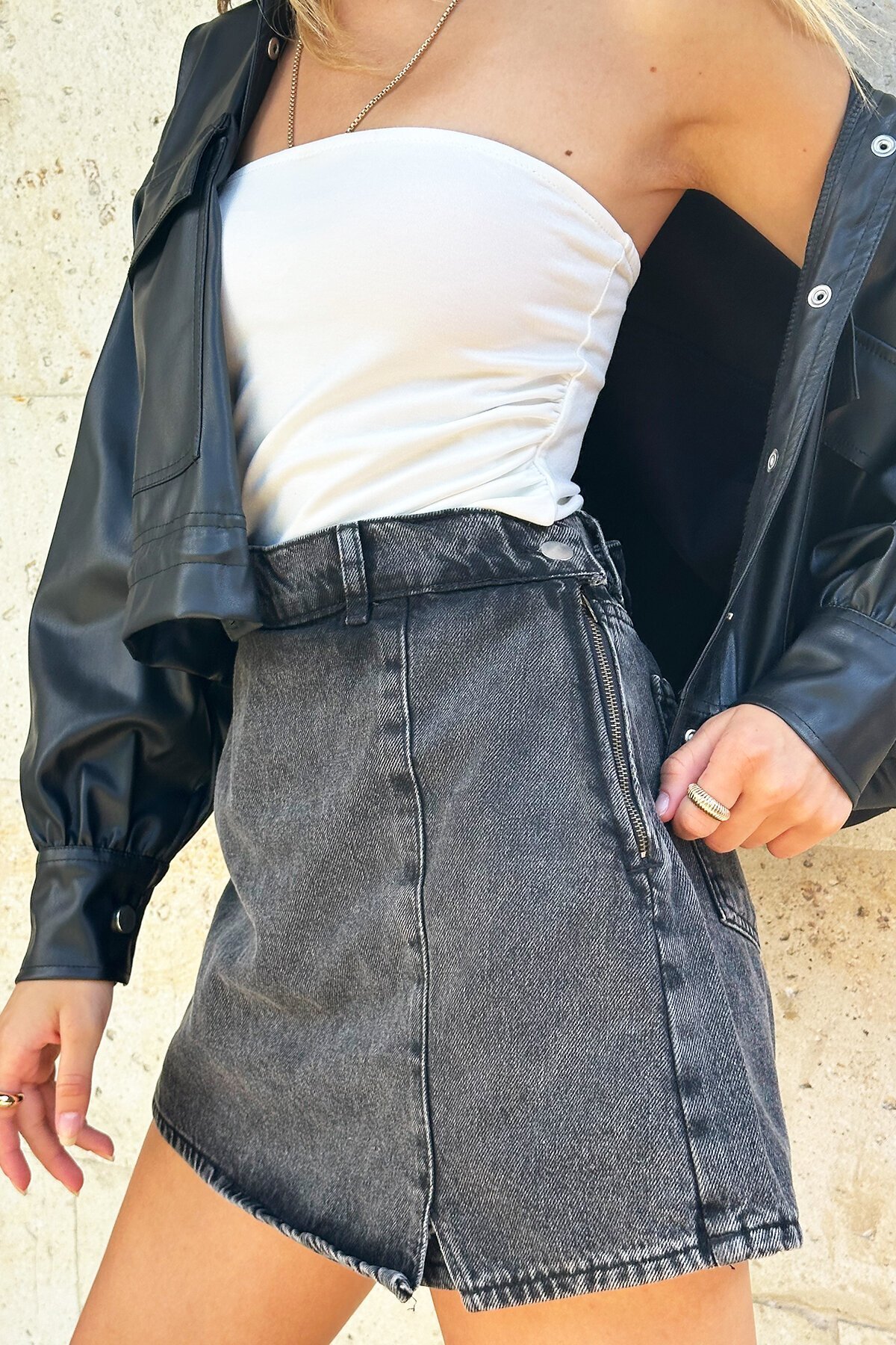 Soluk Efektli Mini Yırtmaç Ve Kemer Detaylı Fermuarlı Denim Şort Etek