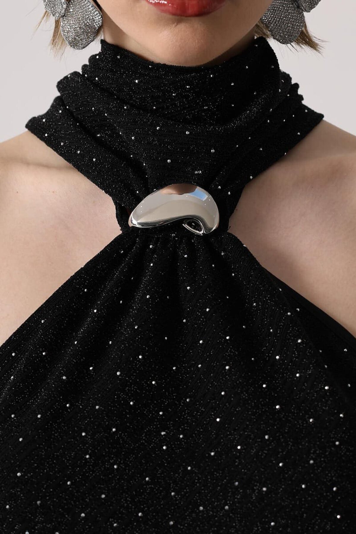 Taş Detaylı Halter Yaka Bağlamalı Bluz