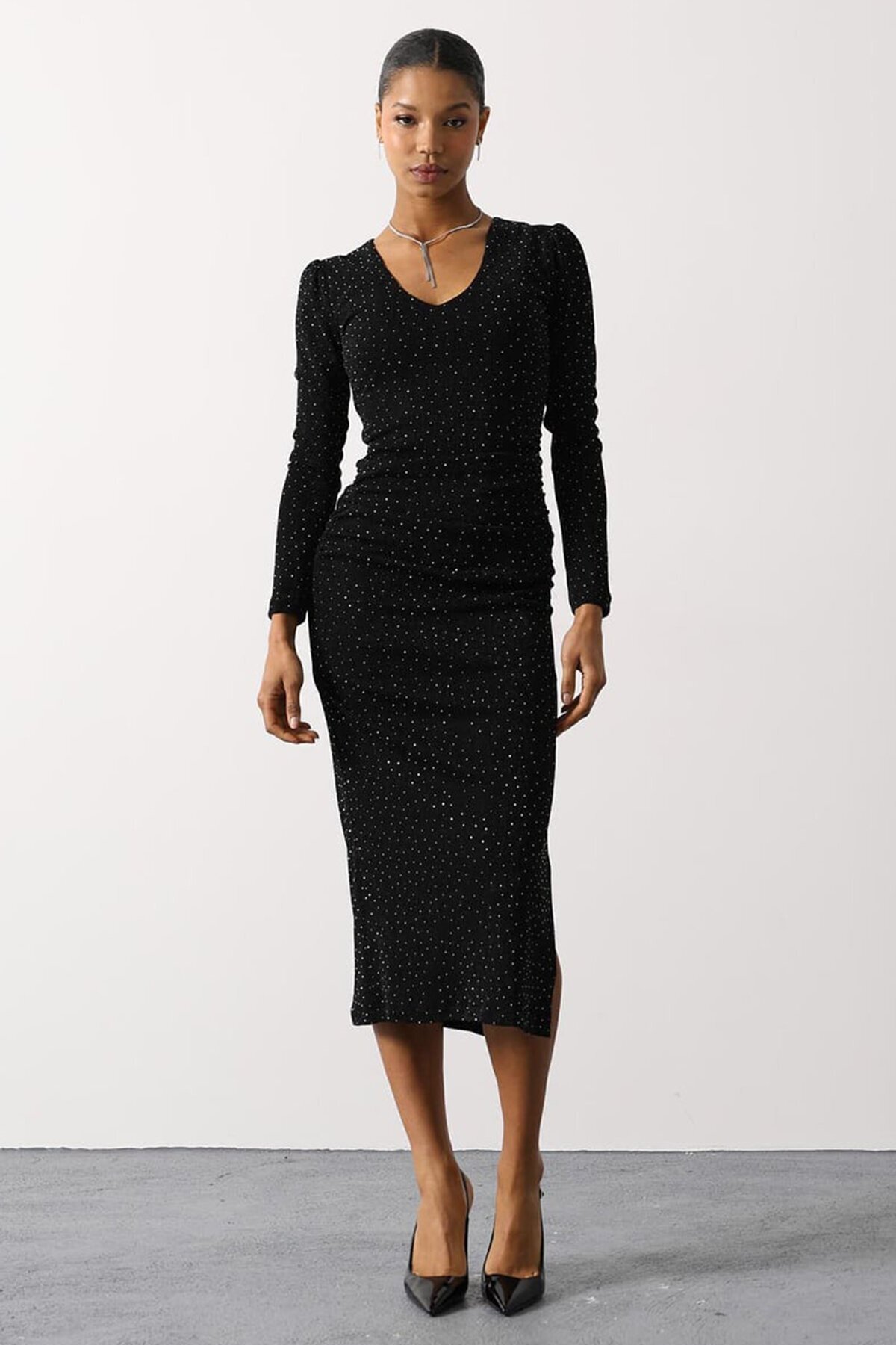 Taşlı Büzgülü Yırtmaç Detaylı Midi Boy Elbise