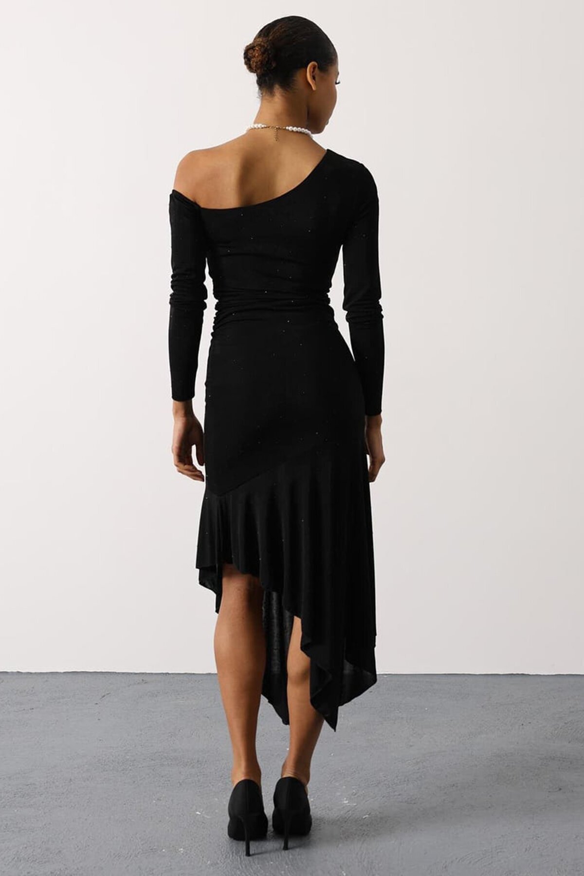 Taşlı Kayık Yaka Asimetrik Kesim Volanlı Midi Elbise