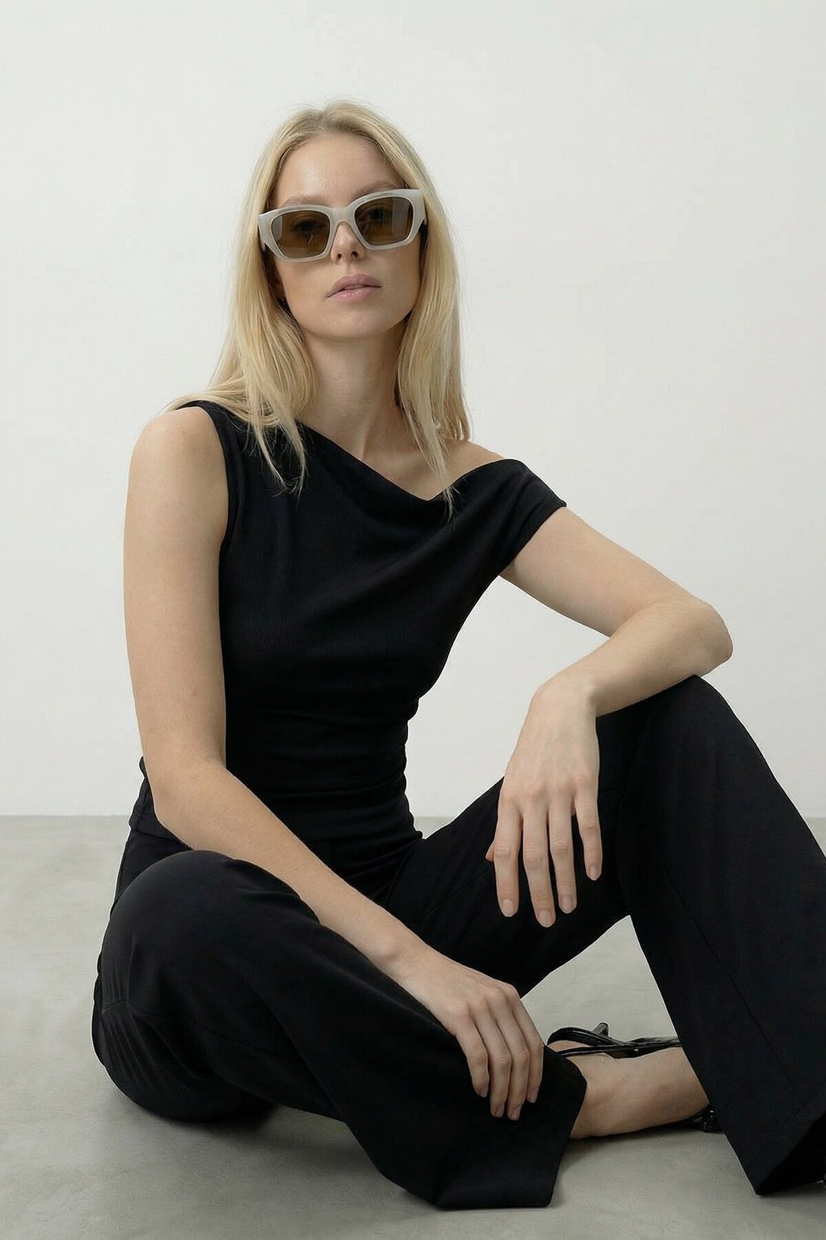 Tek Omuz Düz Kesim Bluz Ve Pantolon Takım