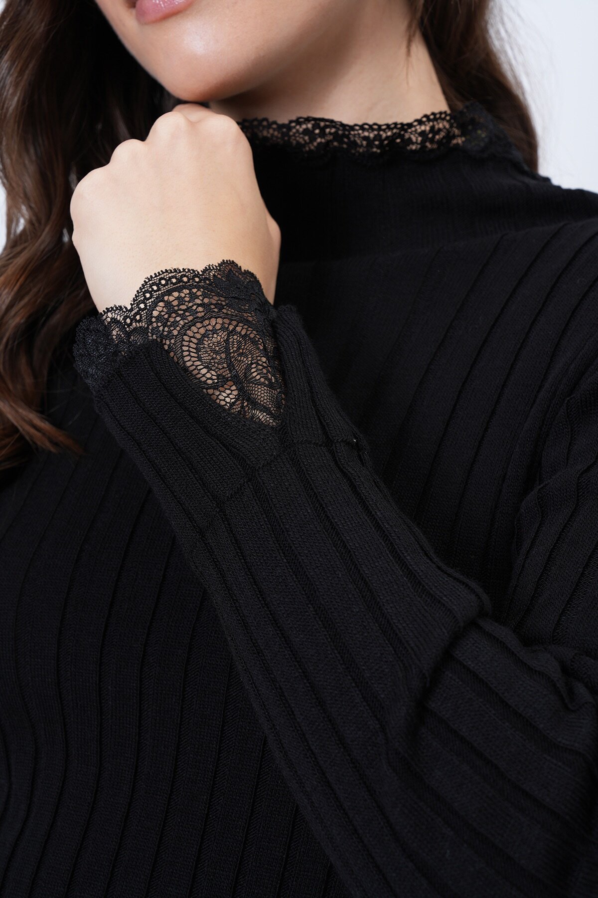 Tül Detaylı Dik Yaka Fitilli Triko Kazak