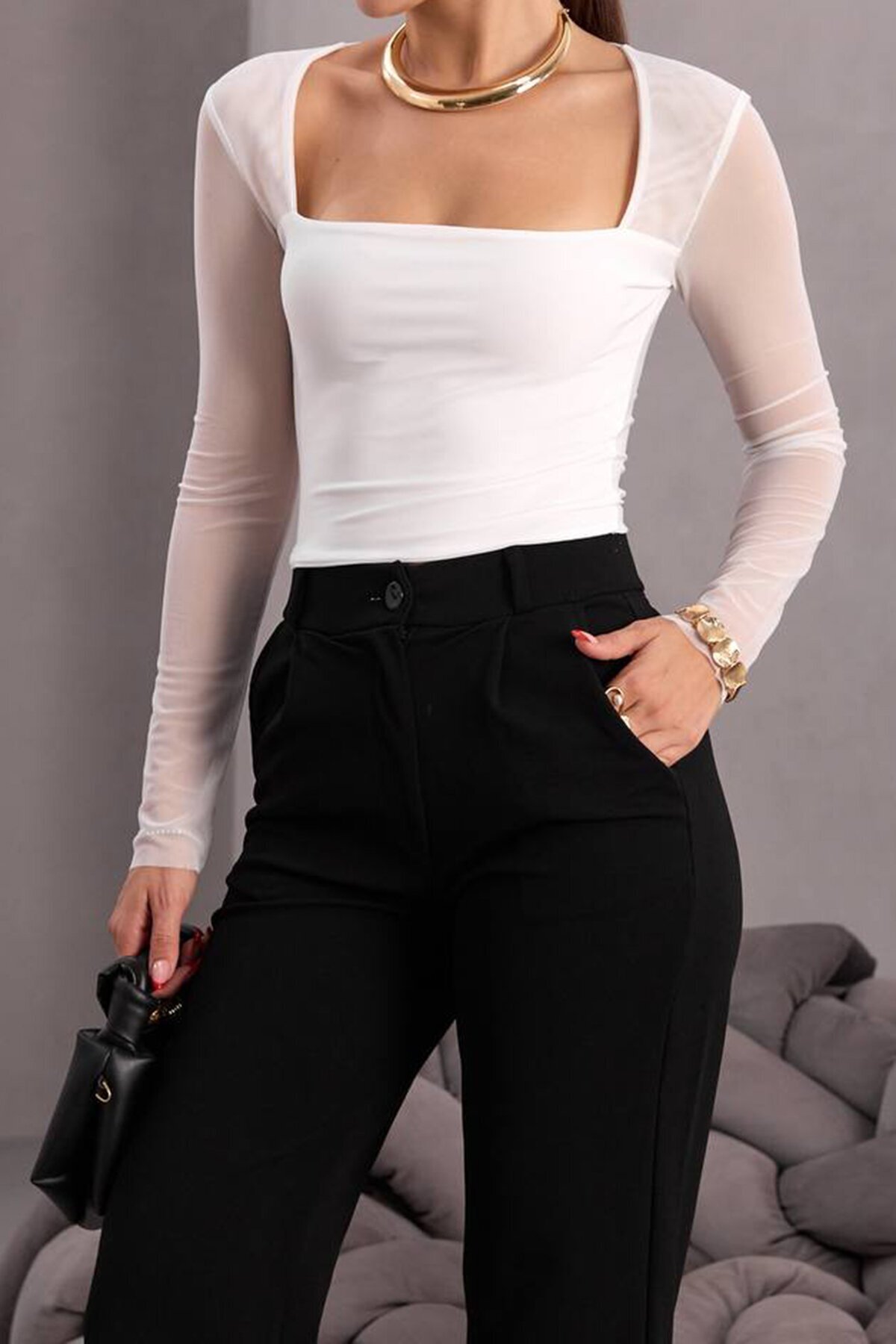 Tül Detaylı Kare Yaka Bluz