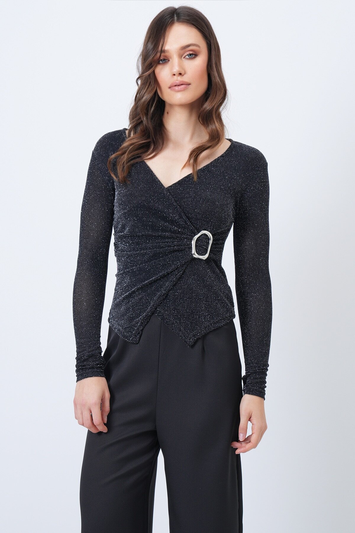 Tül Detaylı Simli Tokalı V Yaka Bluz