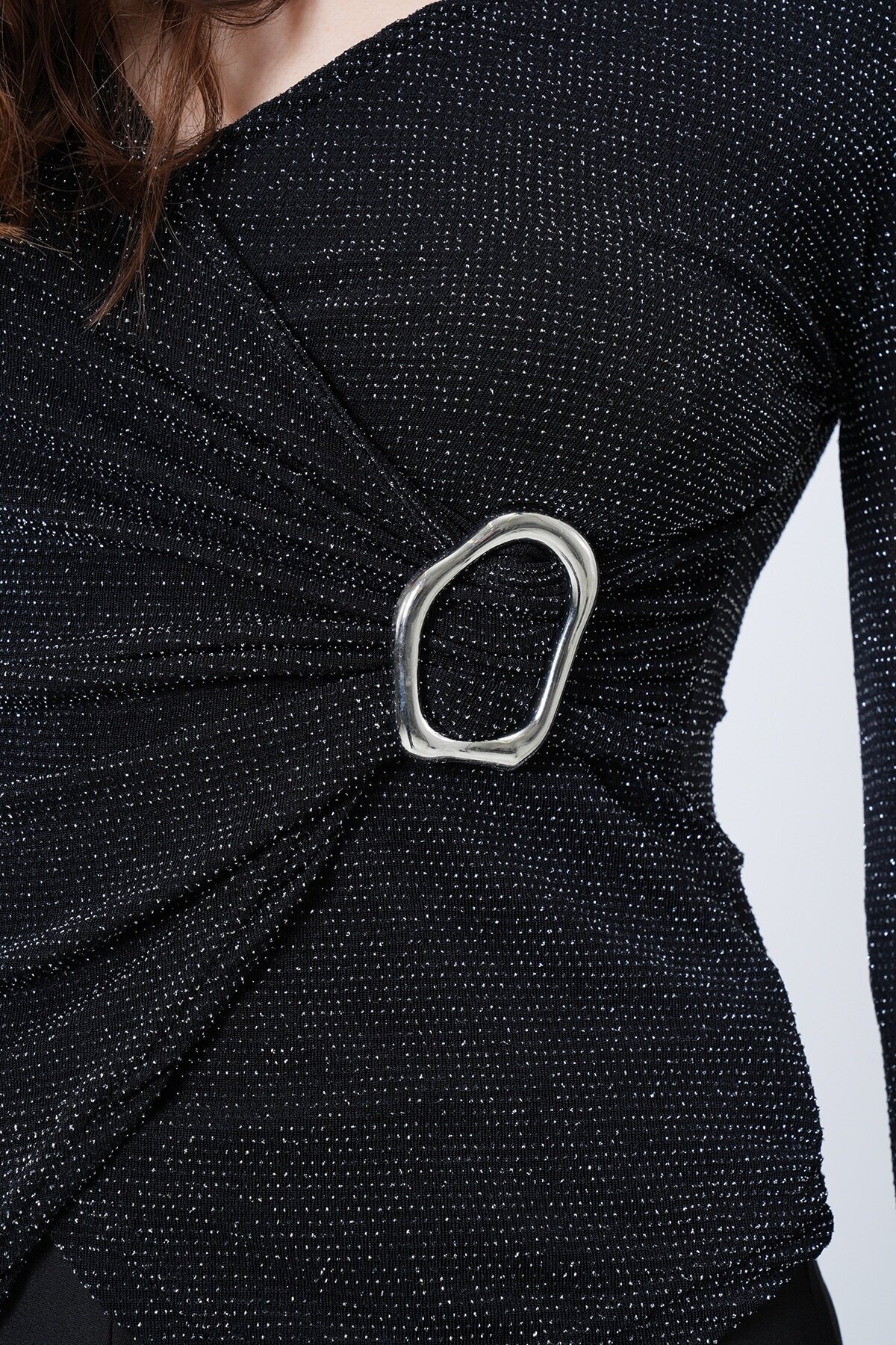 Tül Detaylı Simli Tokalı V Yaka Bluz