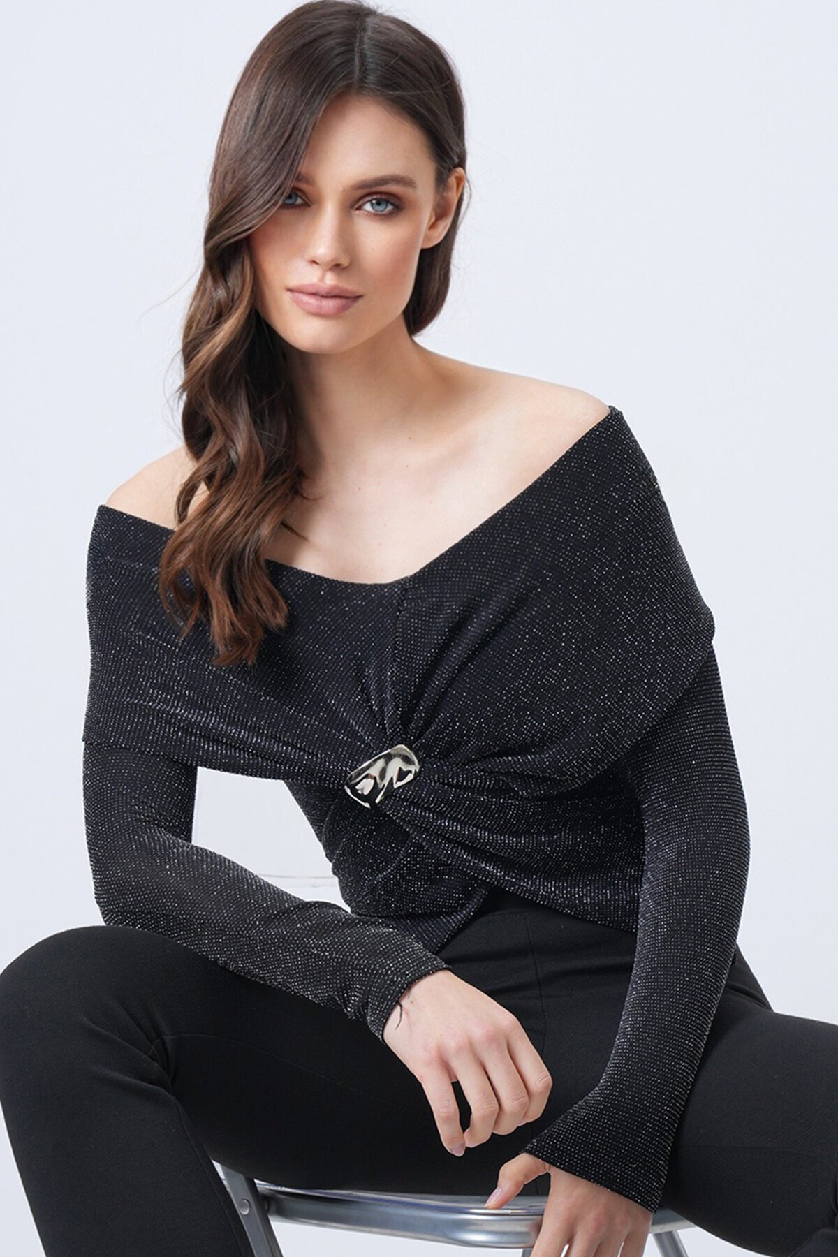 V Yaka Drapeli Aksesuar Detaylı Simli Bluz