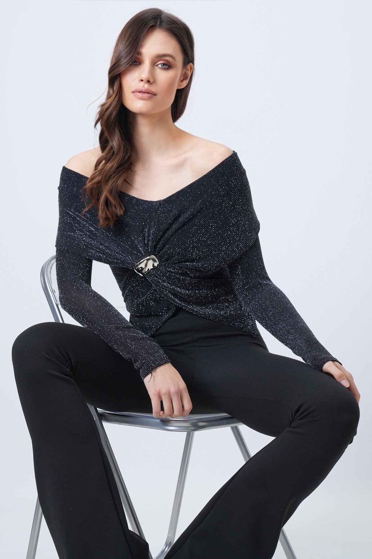 V Yaka Drapeli Aksesuar Detaylı Simli Bluz