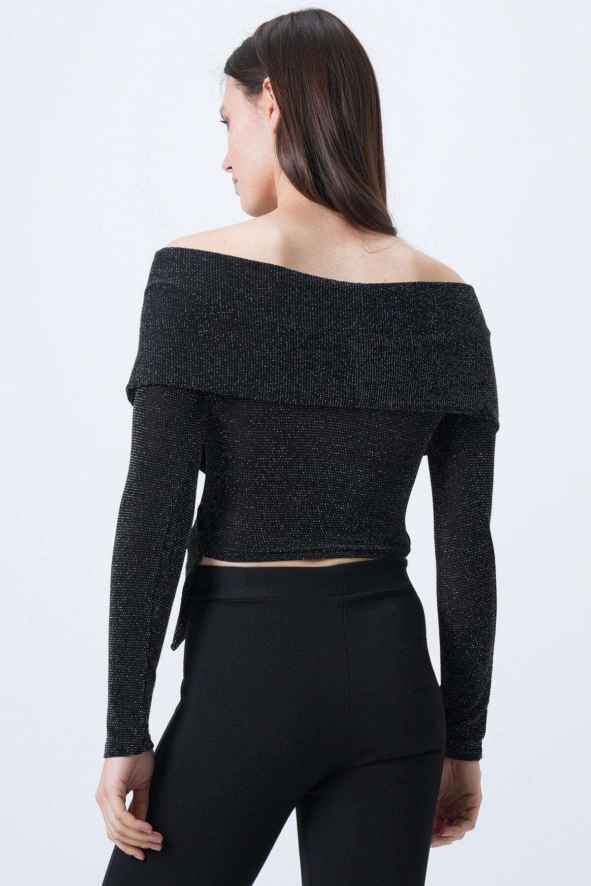 V Yaka Drapeli Aksesuar Detaylı Simli Bluz