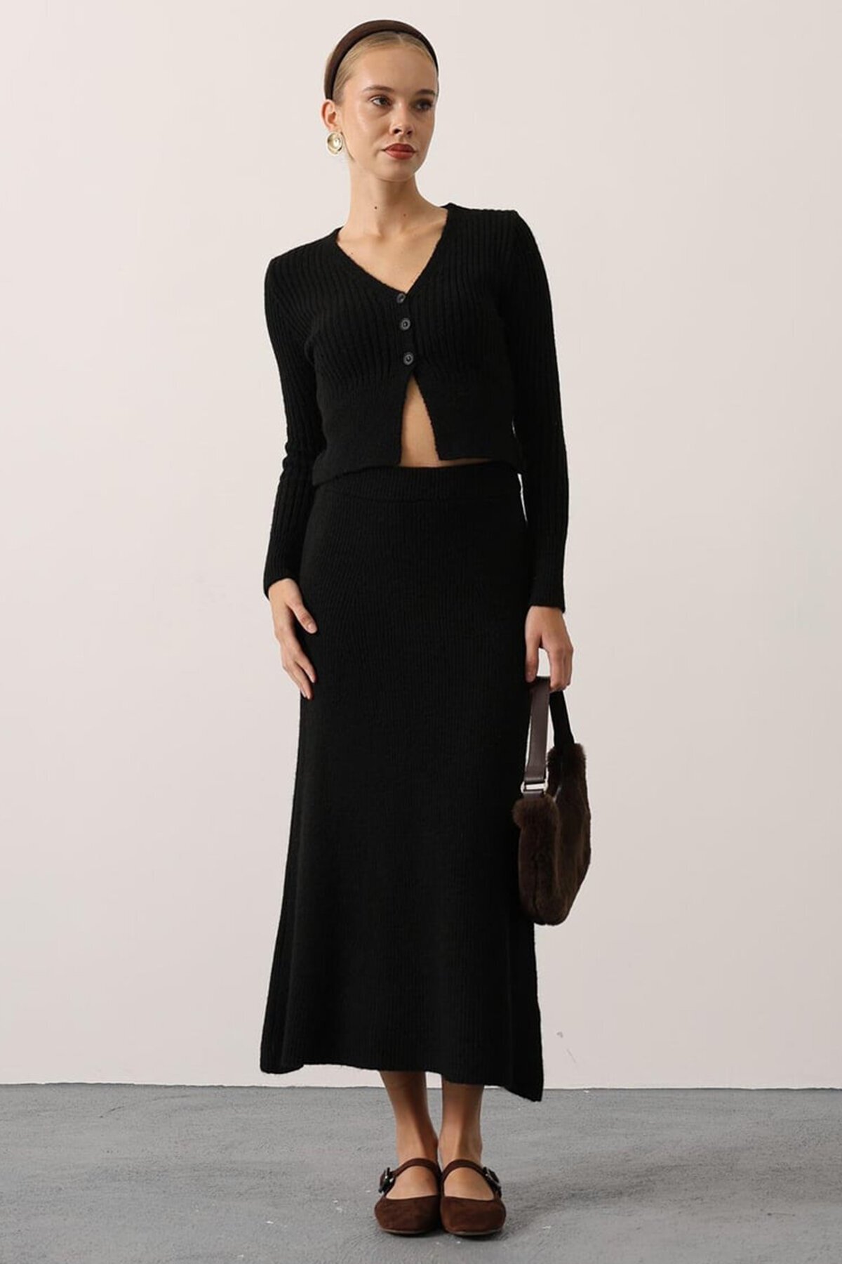 V Yaka Hırka ve Midi Boy Etek Triko Takım