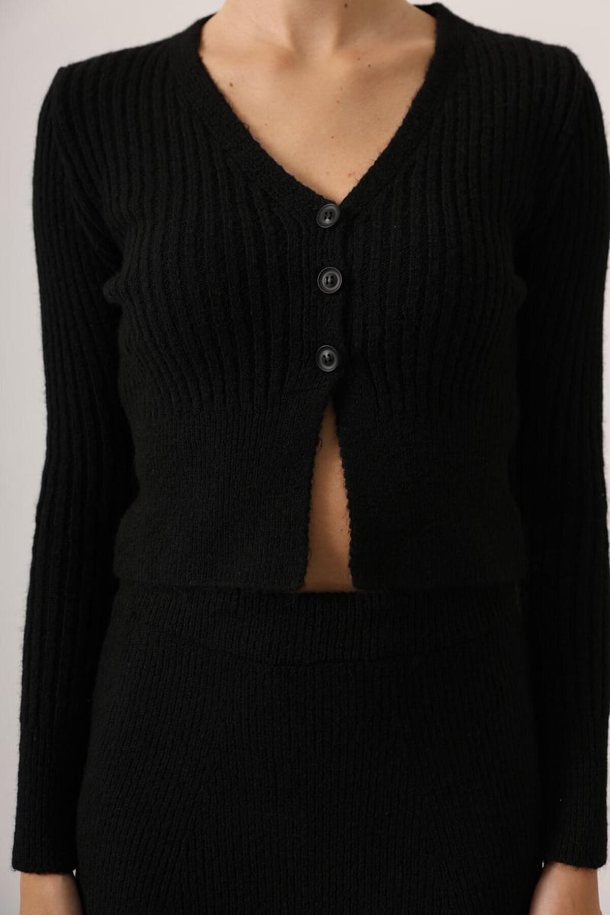 V Yaka Hırka ve Midi Boy Etek Triko Takım