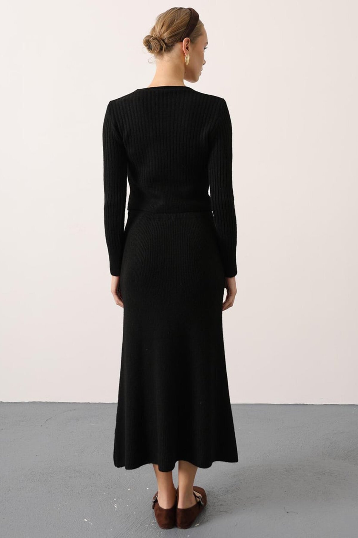 V Yaka Hırka ve Midi Boy Etek Triko Takım