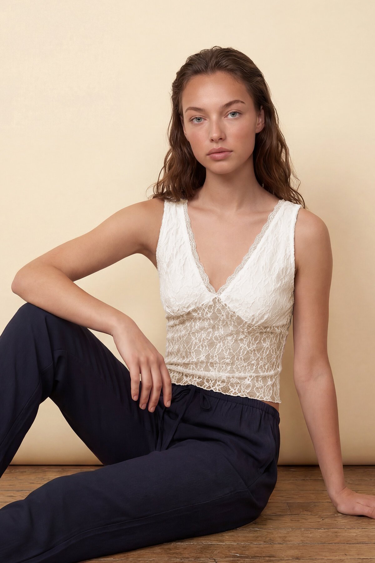 Arka Ön V Yaka Crop Sütyen Kısmı Astarlı Dantel Bluz