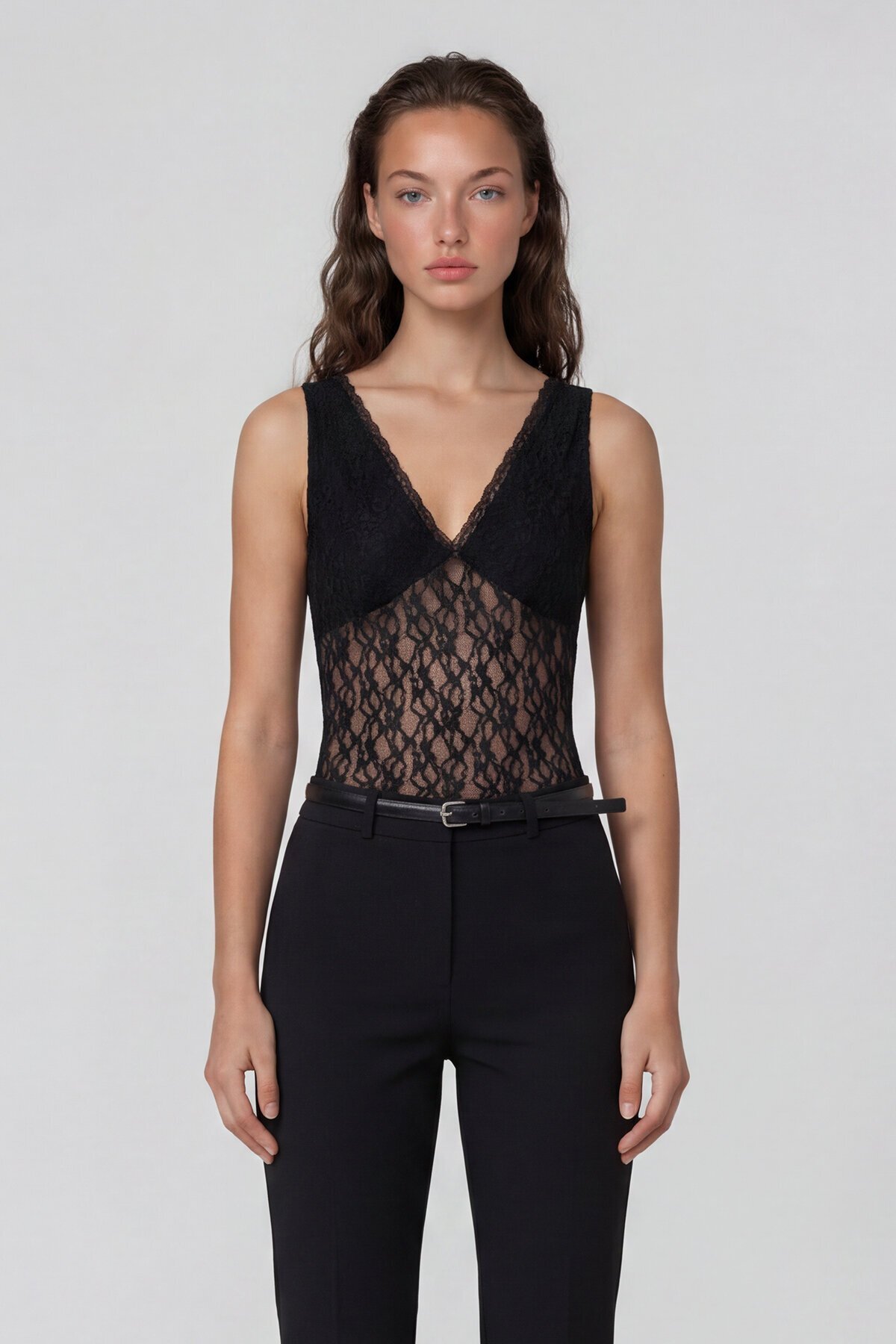 Arka Ön V Yaka Crop Sütyen Kısmı Astarlı Dantel Bluz