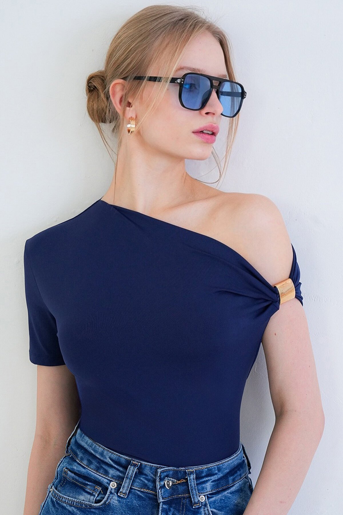 Asimetrik Yaka Drapeli Omuz Aksesuarlı Sandy Bluz