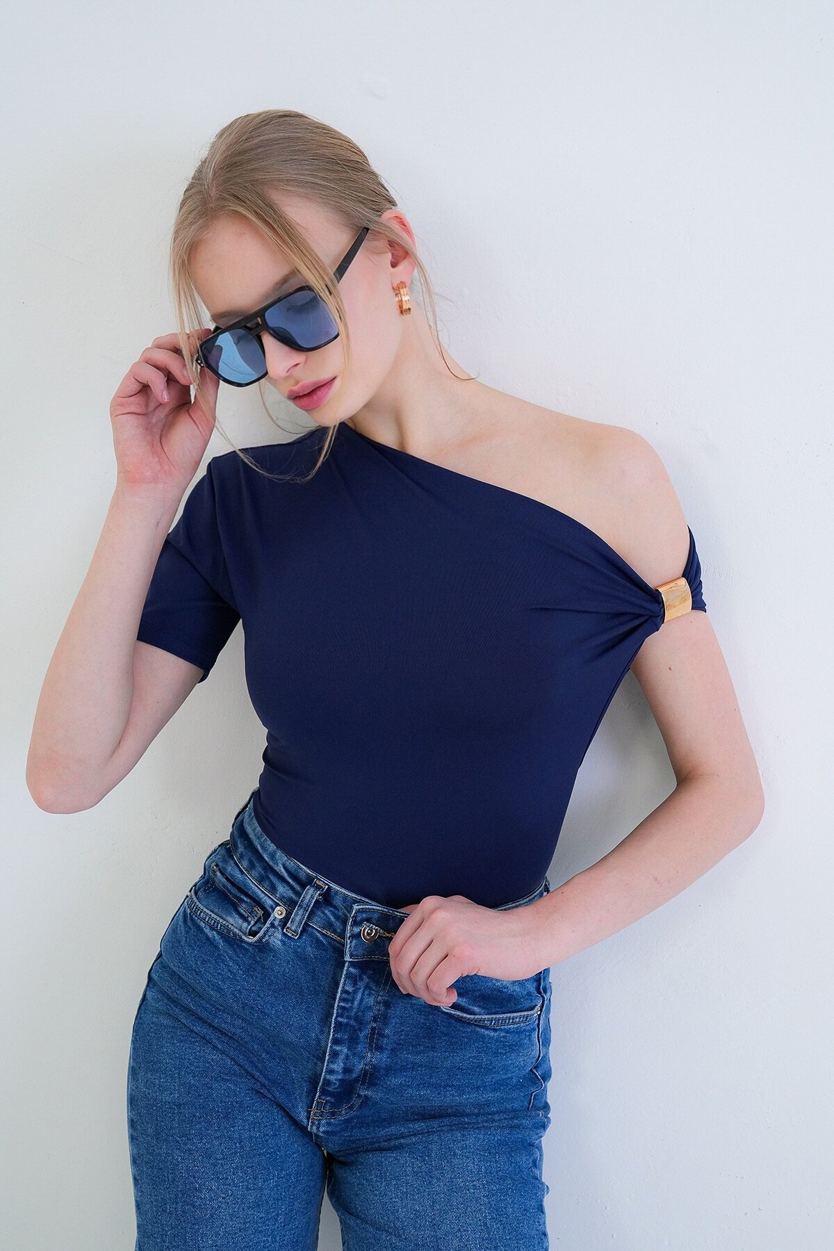 Asimetrik Yaka Drapeli Omuz Aksesuarlı Sandy Bluz