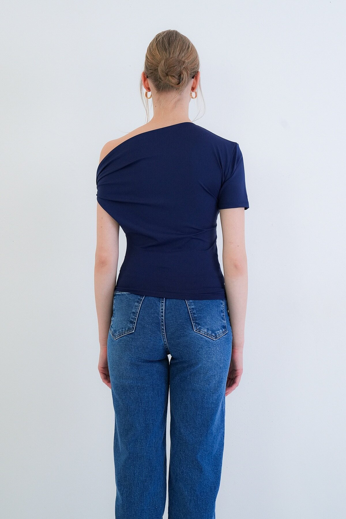 Asimetrik Yaka Drapeli Omuz Aksesuarlı Sandy Bluz